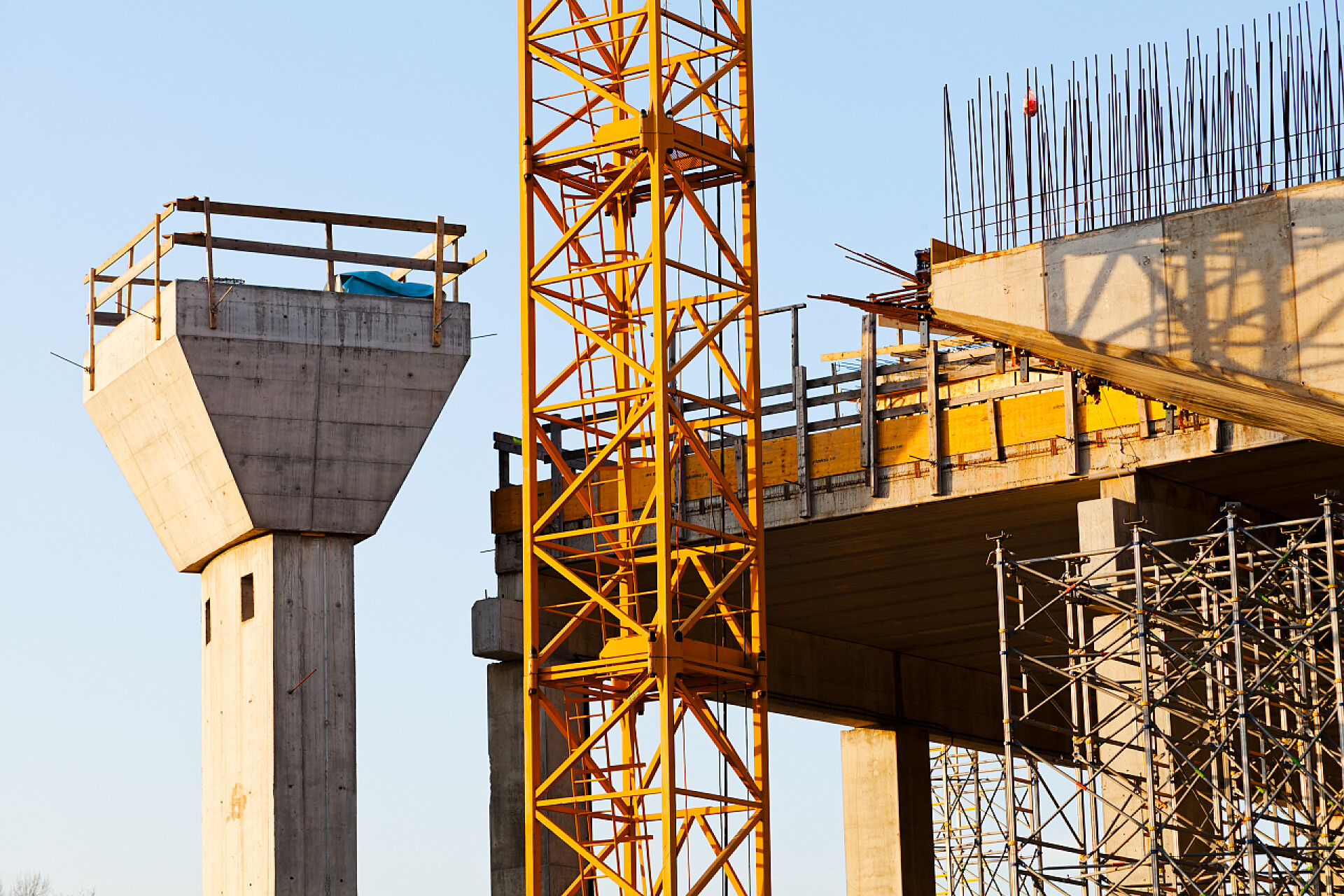 桥梁正在施工桥梁的施工，注意浅层的油田深度