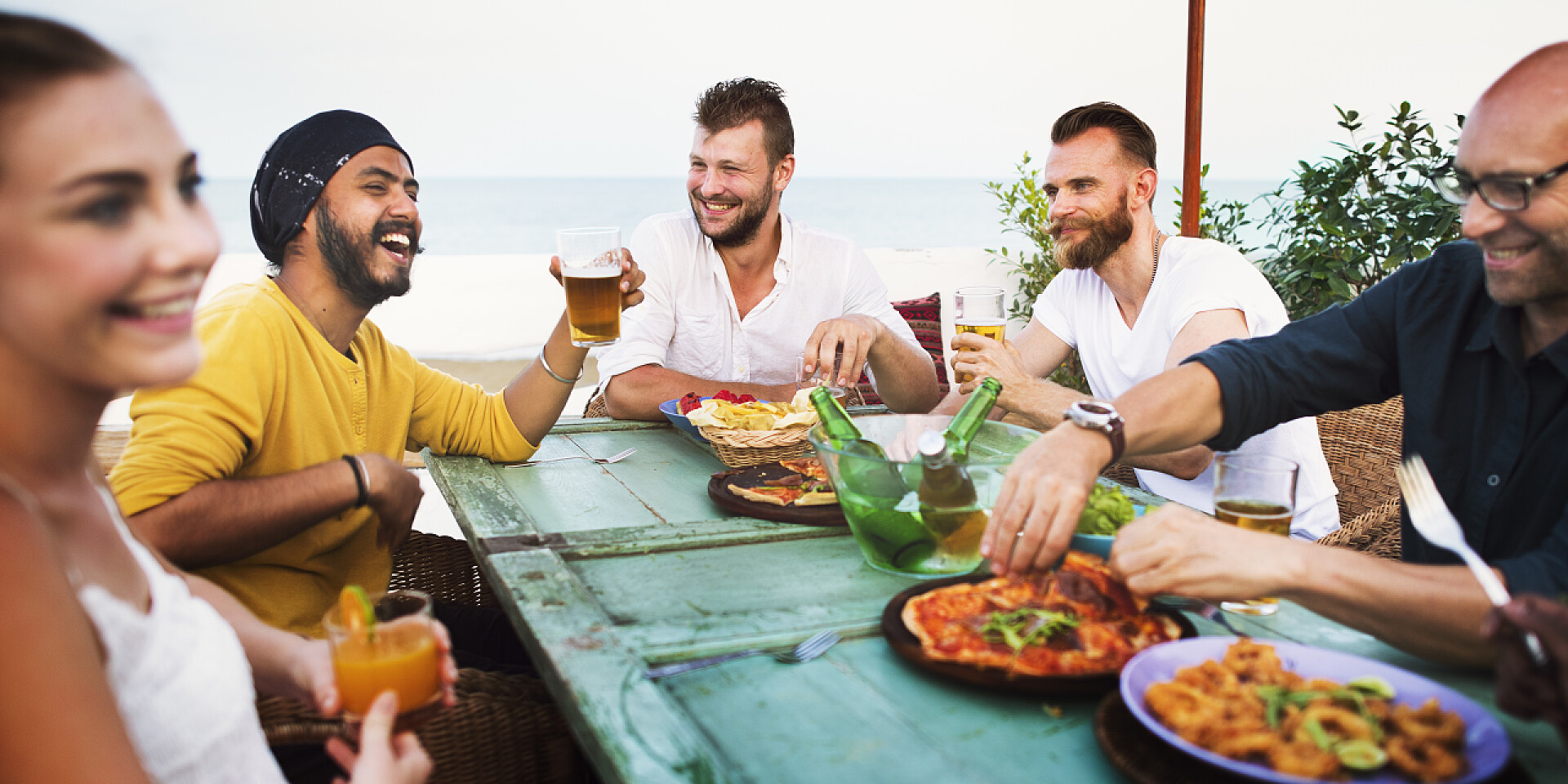 一群朋友在户外闲暇聚会挂在户外聚会的朋友