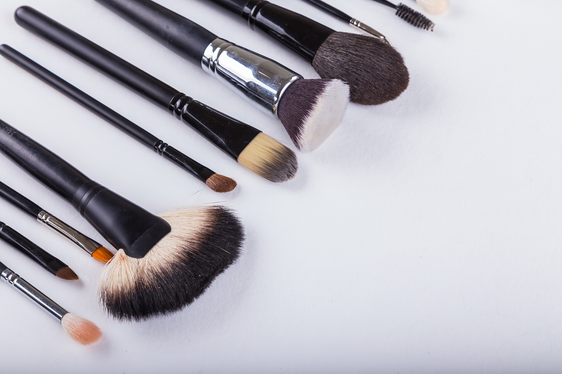 白色背景上的化妆刷其他化妆刷上白色背景