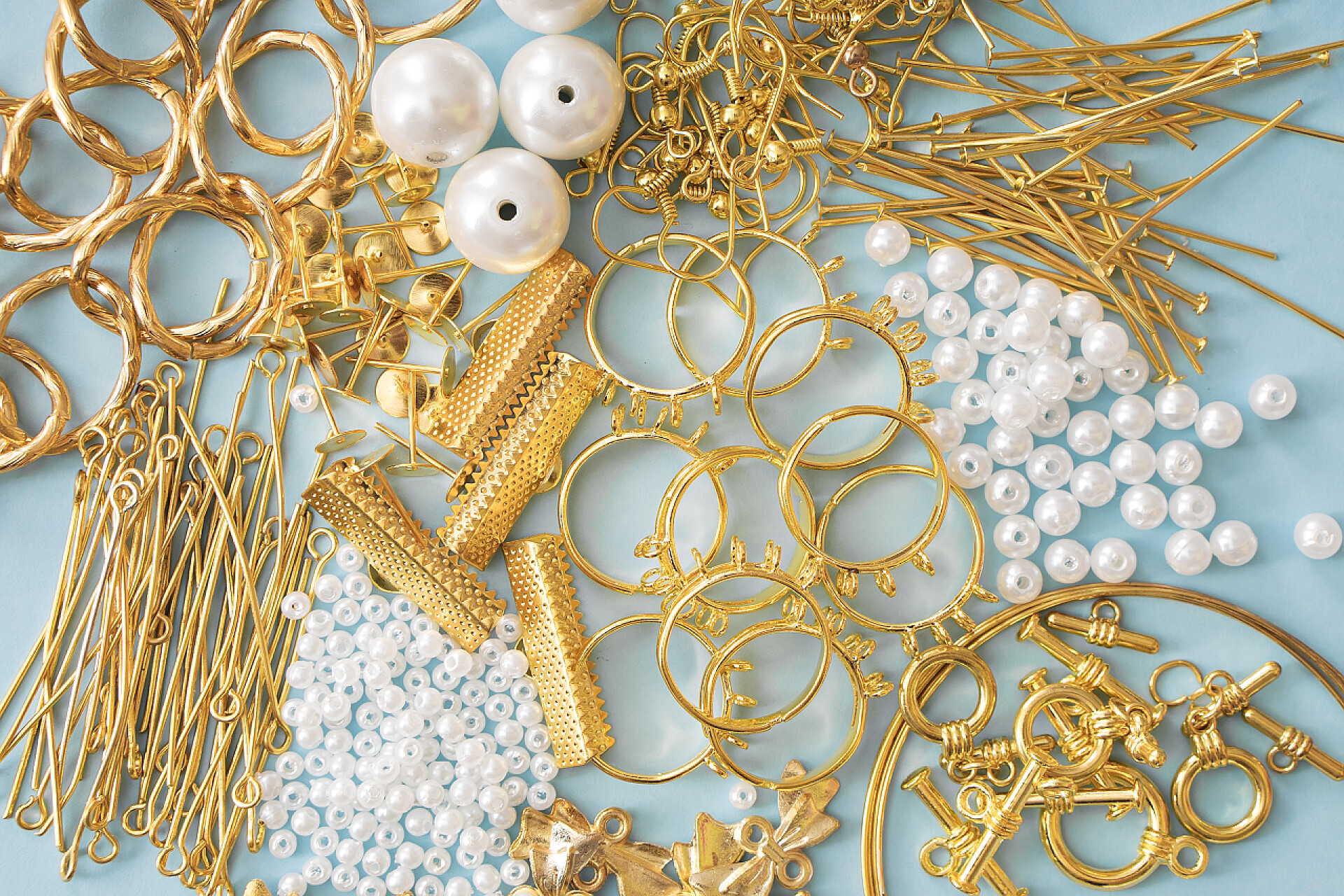 珠宝制作工具和配件的图像制作手工珠宝。珠子制造配件