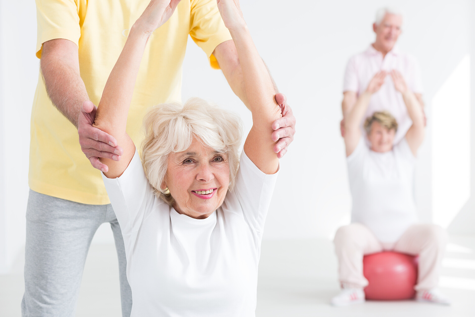 快乐的女人在做瑜伽练习让我感觉更年轻