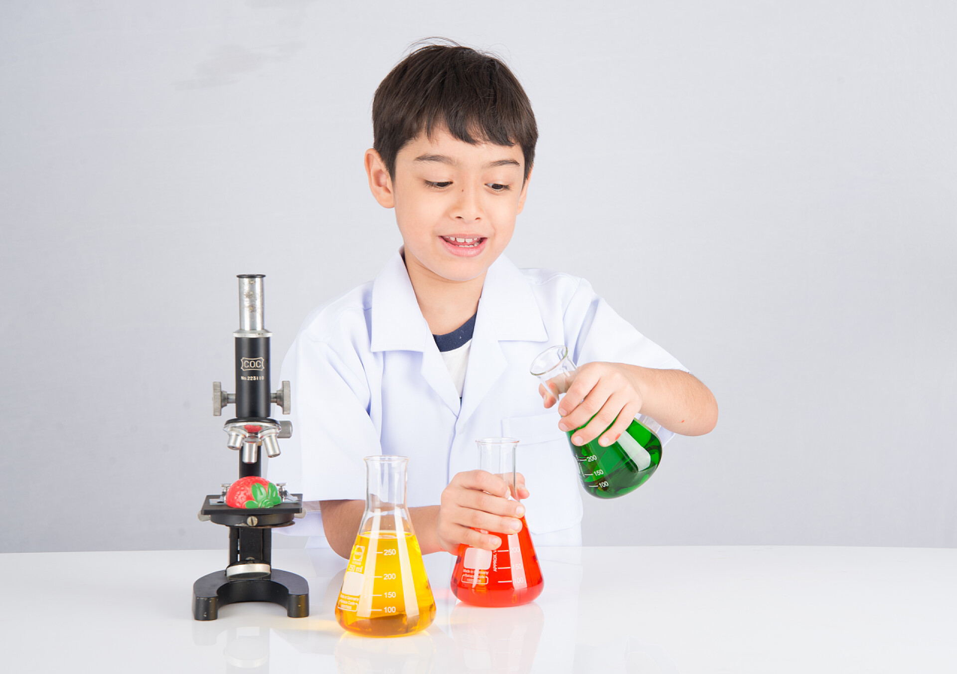 实验室里做实验的男同学班里的小男孩研究科学教育