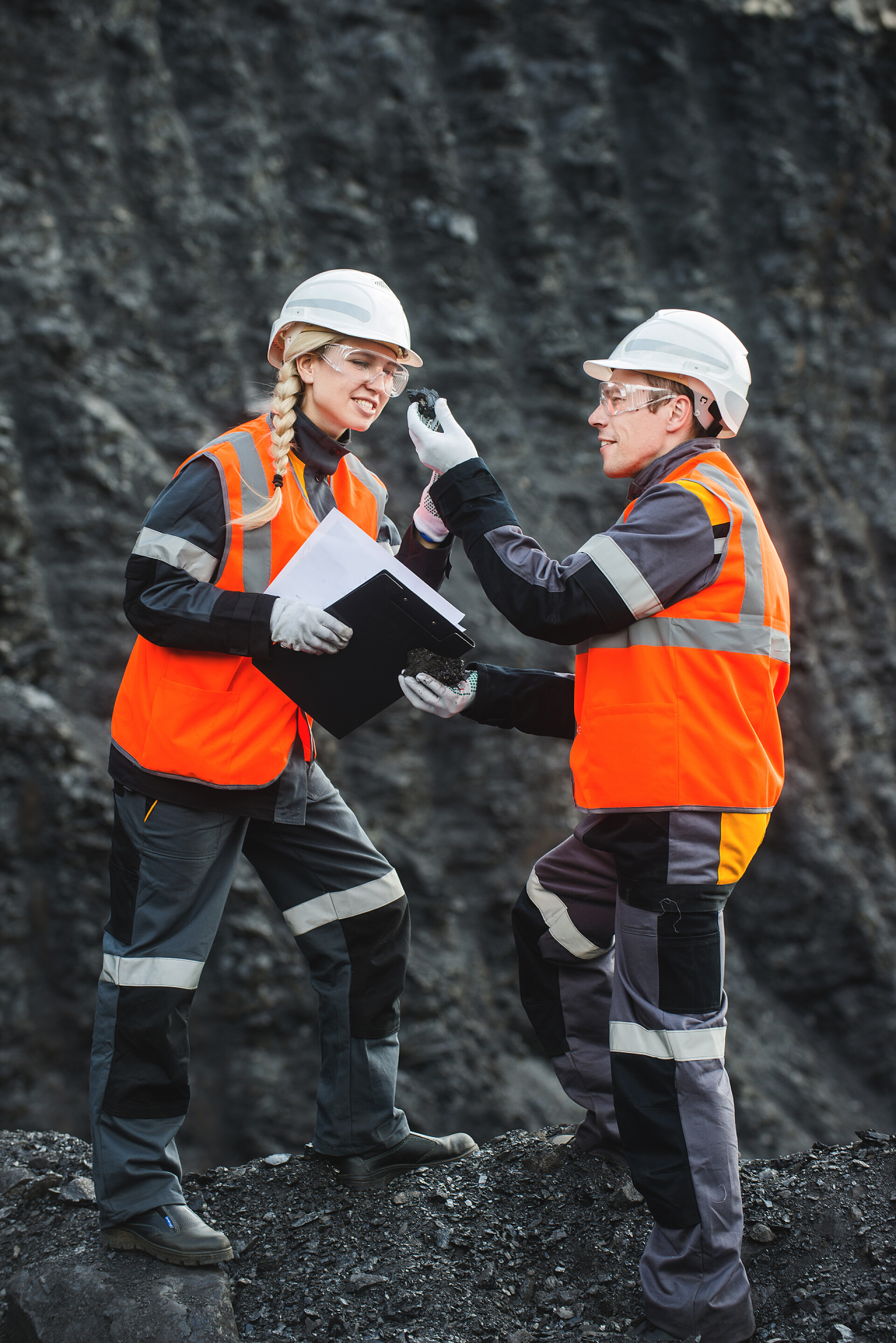 煤矿安全生产安全生产月露天煤矿检查的工作人员在露天煤矿的工人