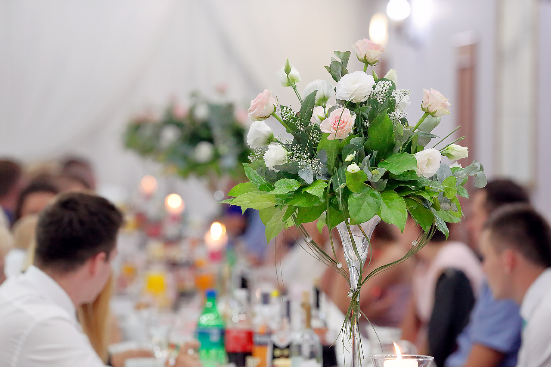 婚礼现场花束特写派对或者婚宴的人