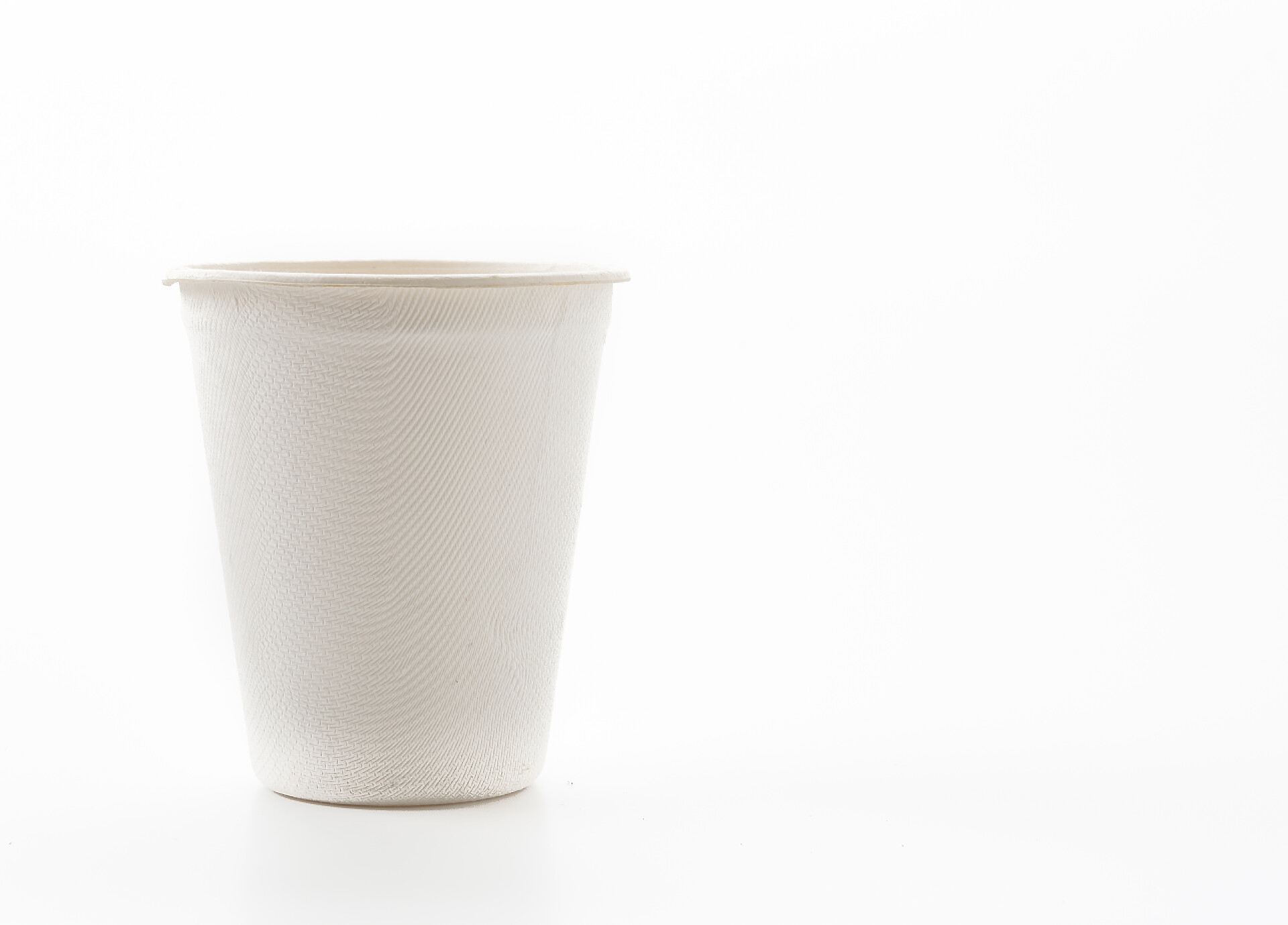 白色背景上的纸杯特写白底纸杯