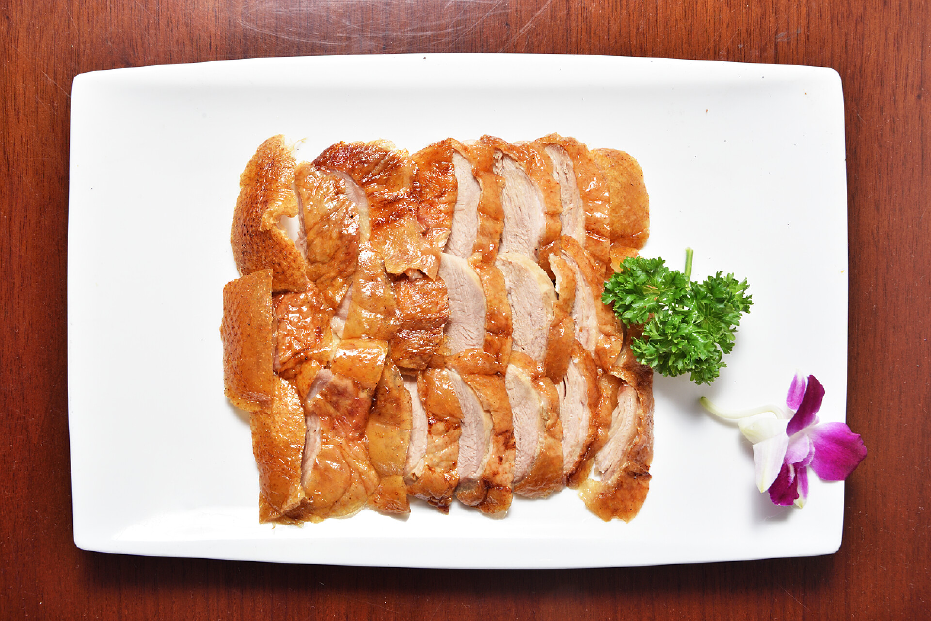 餐桌上的北京烤鸭特写北京烤鸭