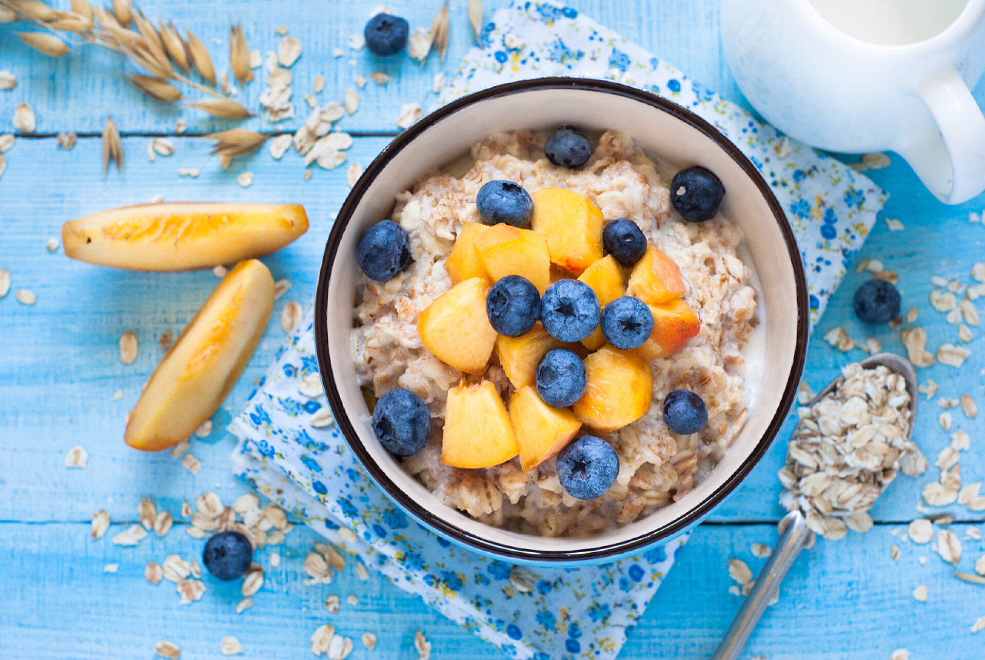 桌上的水果燕麦片特写桃子和蓝莓麦片.