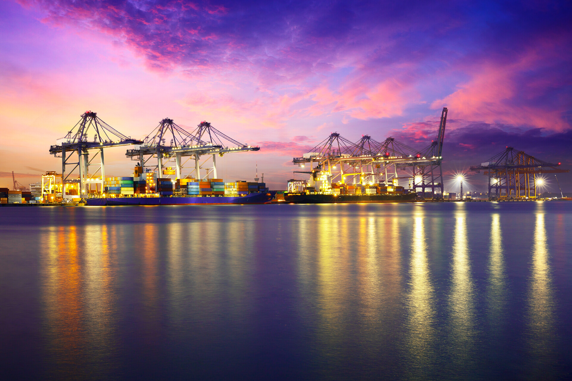 海口岸的一艘船集装箱装卸用起重机