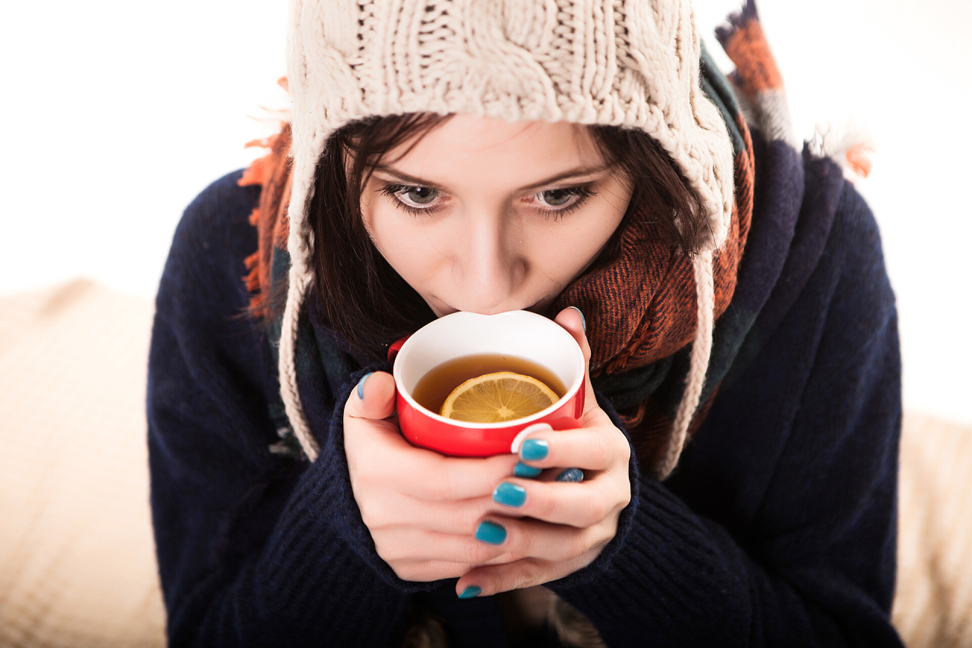 女生拿着热饮料