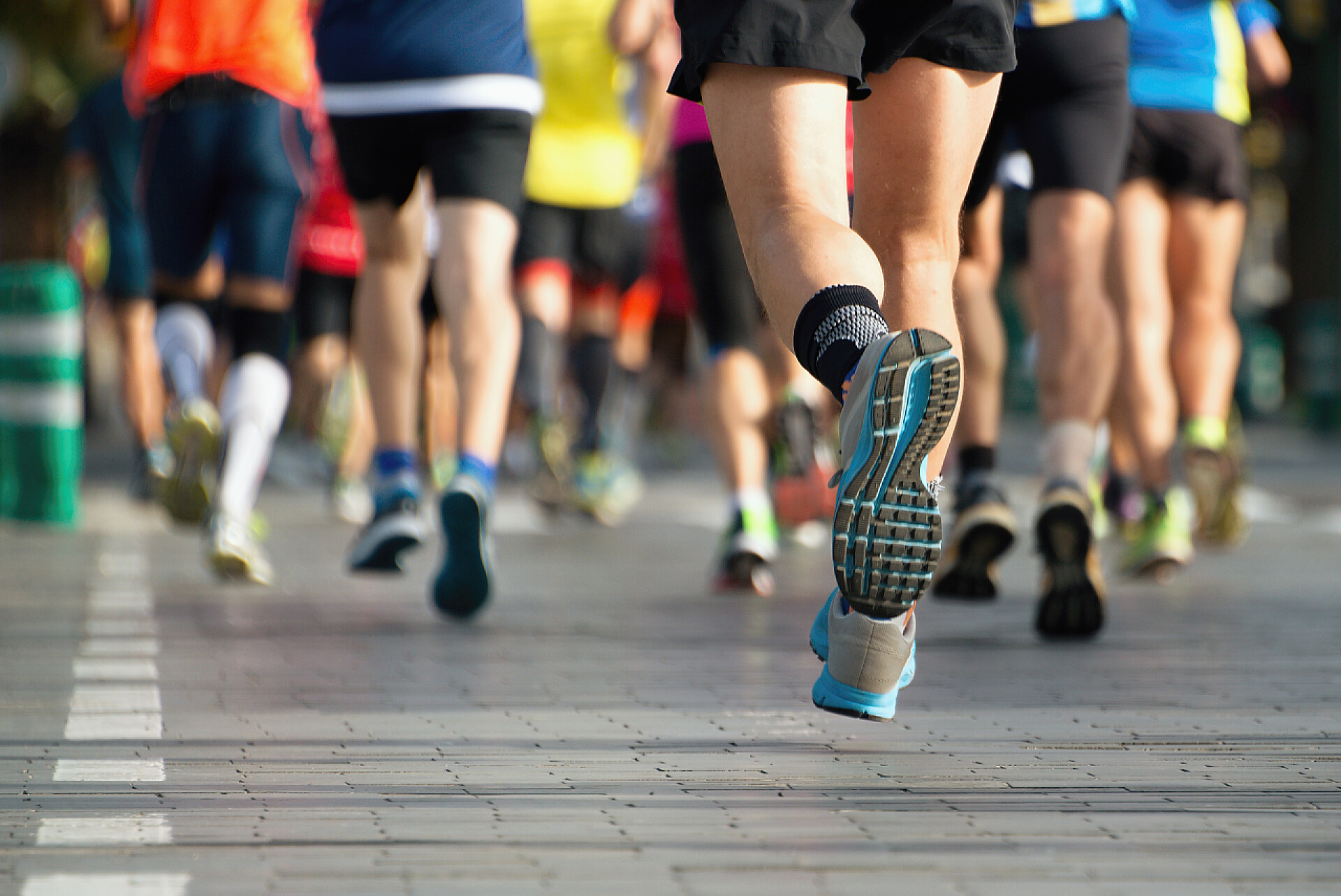 在沿海公路参加比赛的选手马拉松赛跑