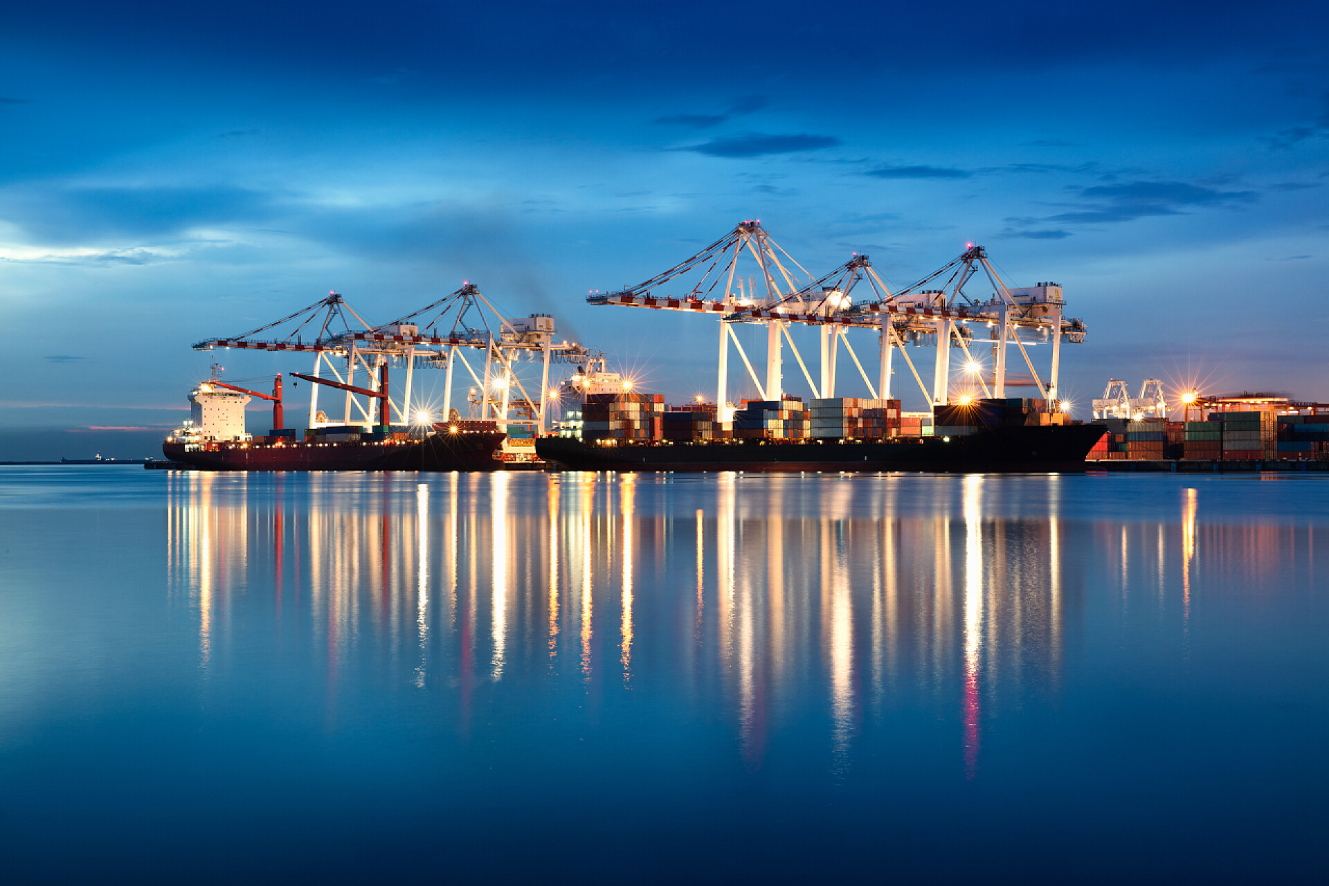 海口岸的一艘船集装箱装卸用起重机