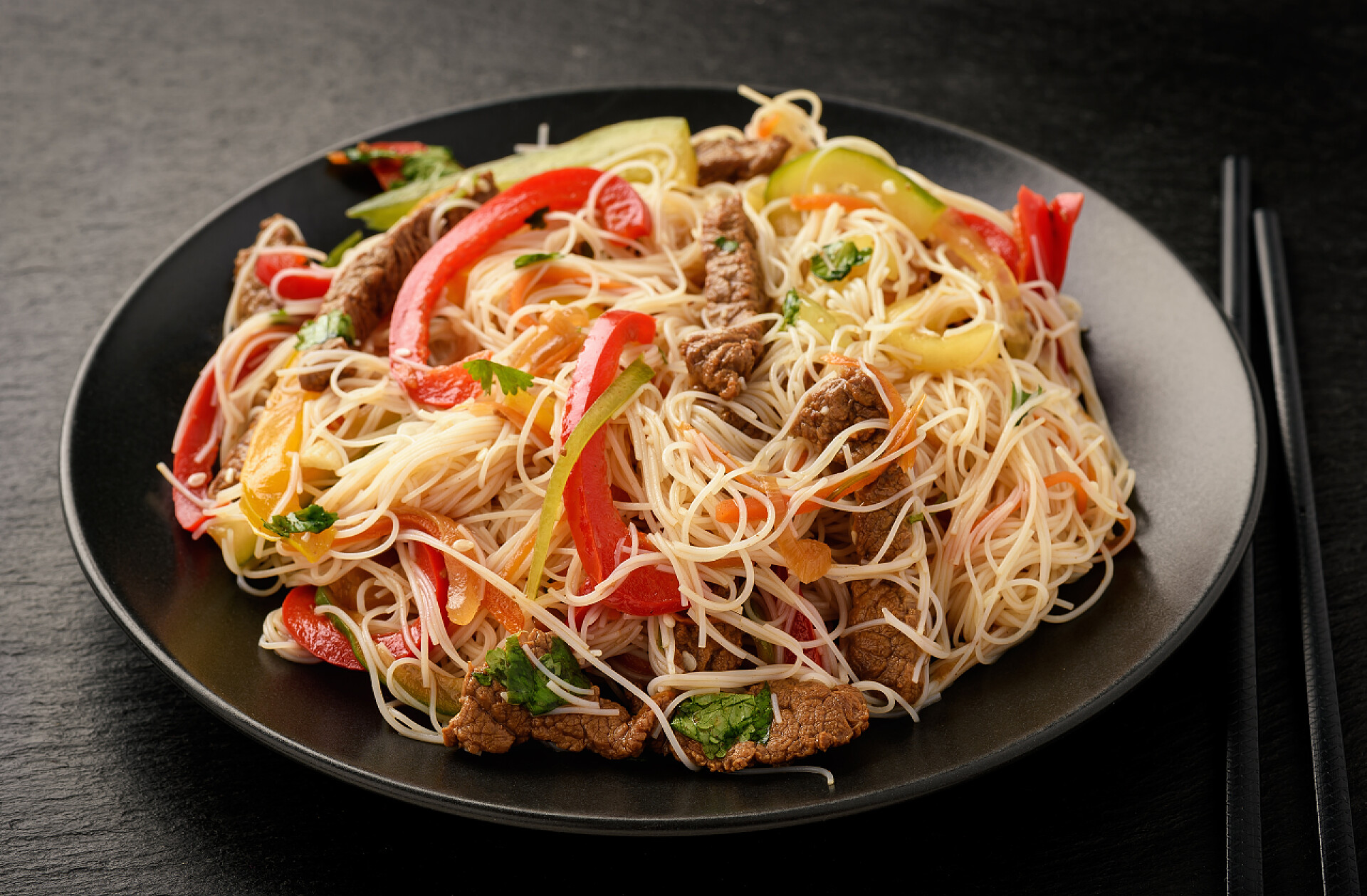 亚洲面条与海鲜酱和辣椒亚洲沙拉配米饭面条、 牛肉和蔬菜.