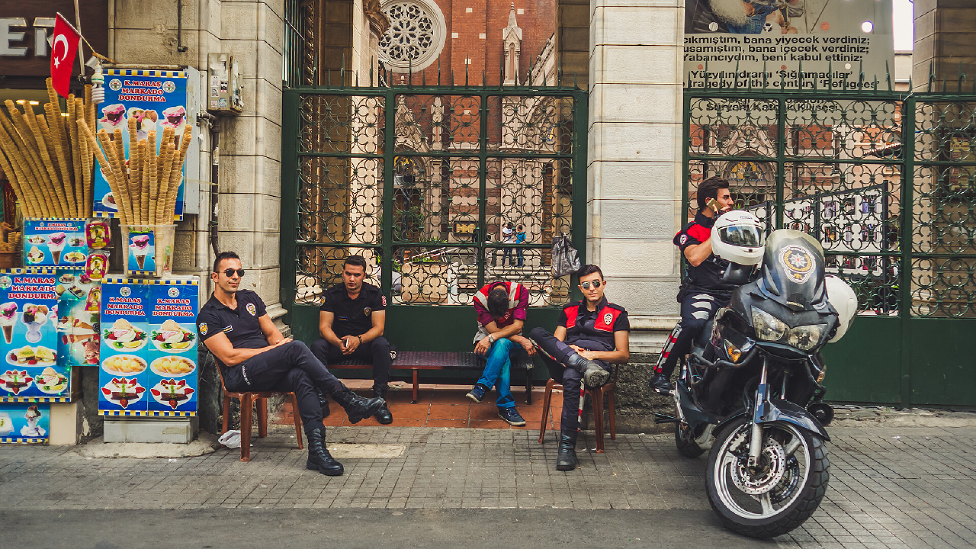 坐在楼梯上的青年