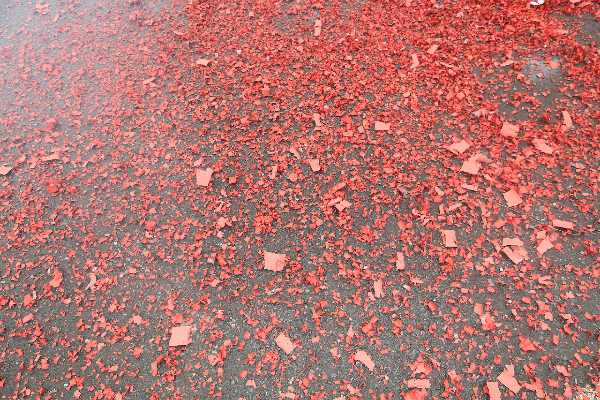 散落满地的纸片火饼干垃圾背景