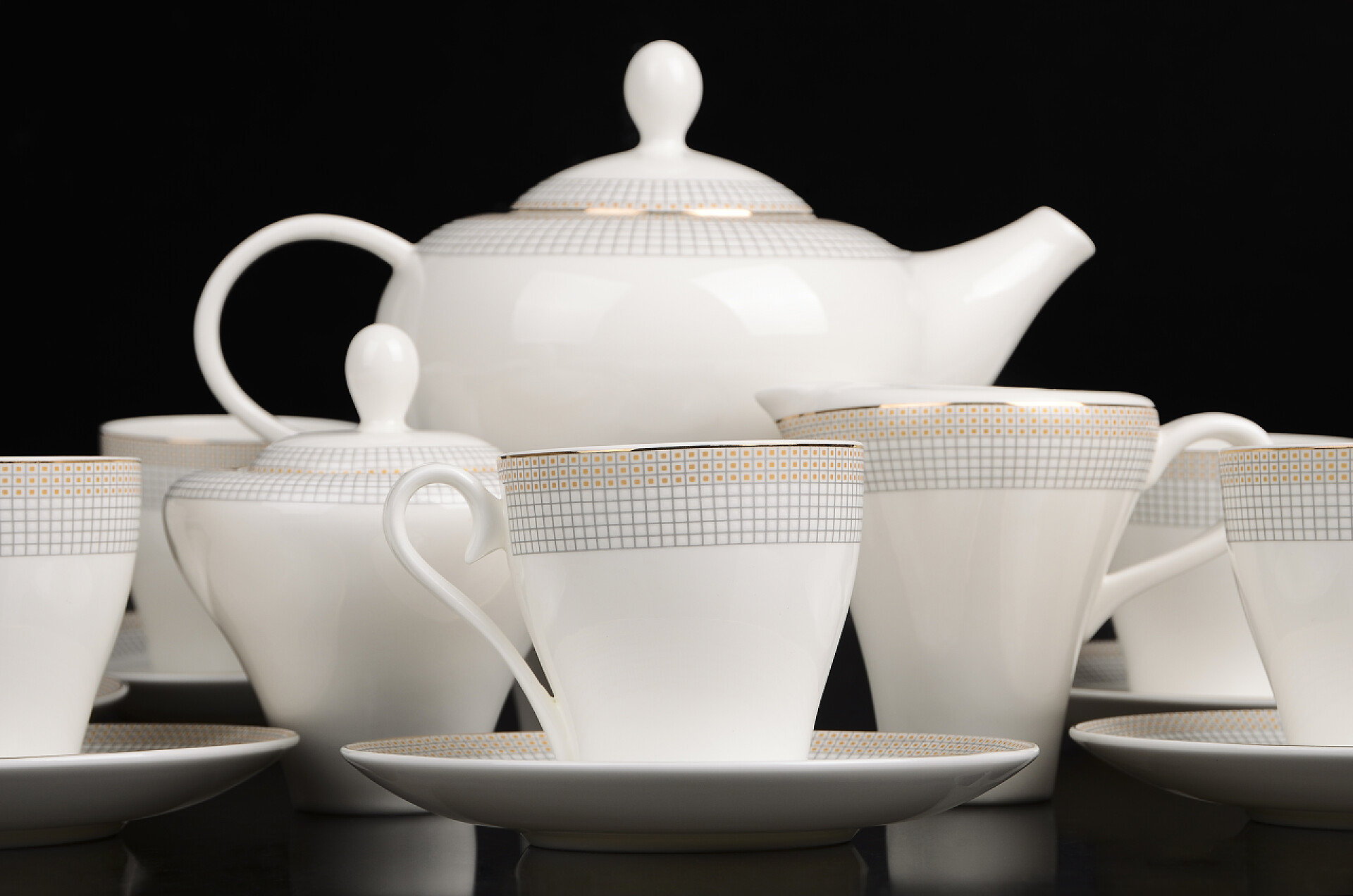 黑色背景前的茶具茶具隔离