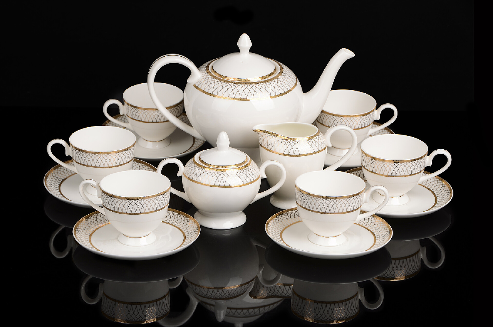 黑色背景前的茶具茶具隔离