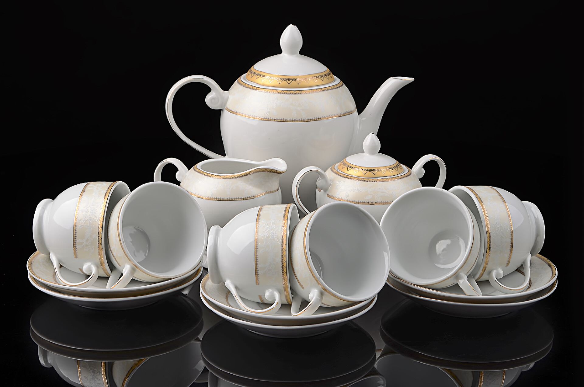 黑色背景前的茶具茶具隔离