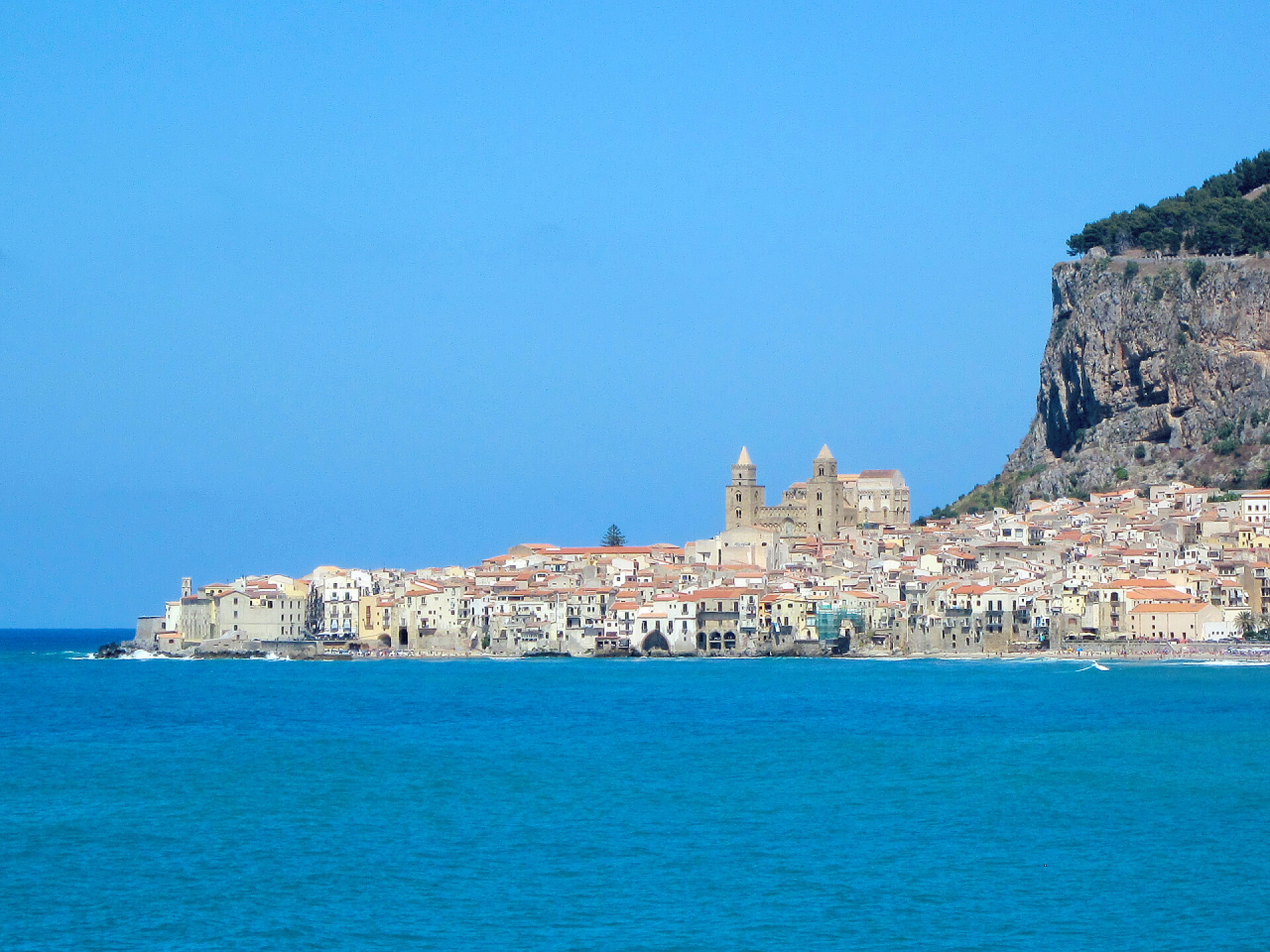 蓝天下意大利卡拉布里亚普拉亚的恐龙岛