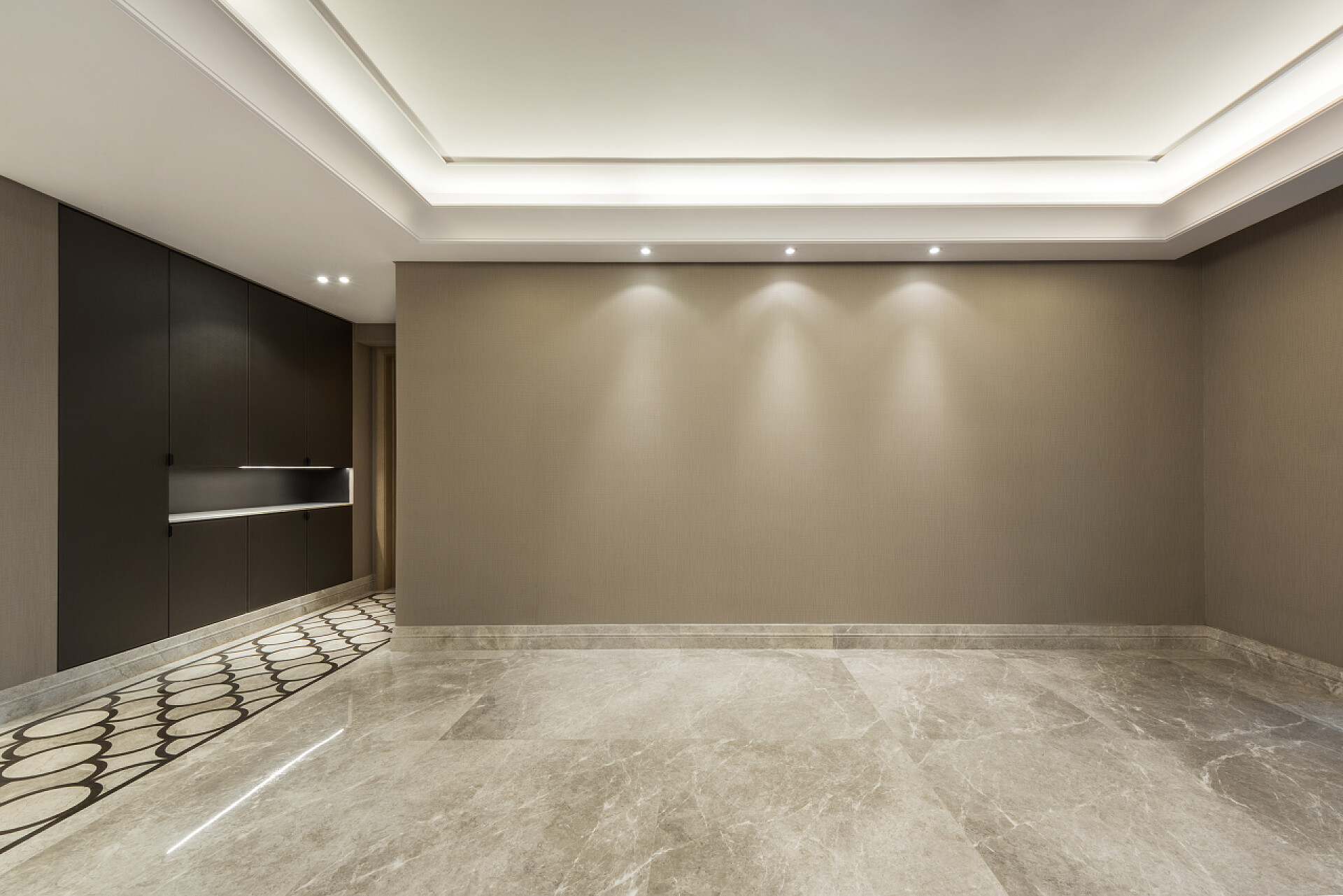 大理石地板和米色装饰大理石地板和墙上的纸装饰空旷的房间里