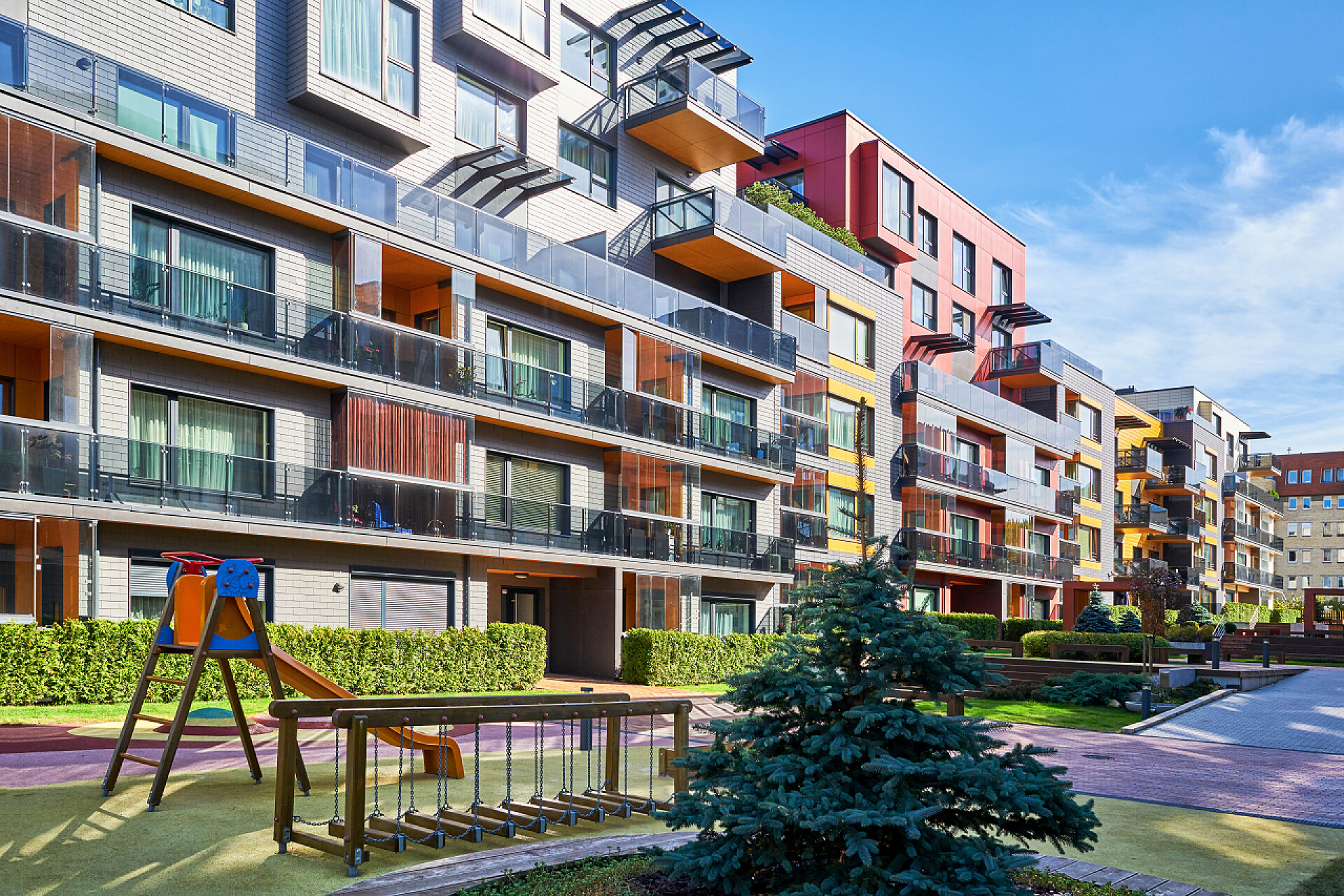 高级建筑风格的公寓在现代复杂的住宅楼的儿童游乐场