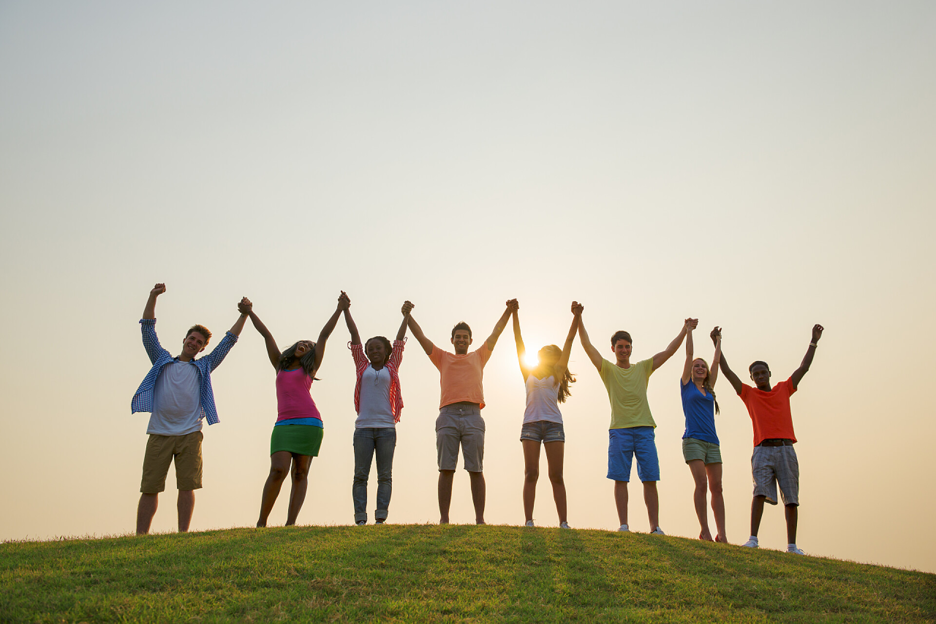 蓝天背景下一群毕业生青年朋友们在户外活动 