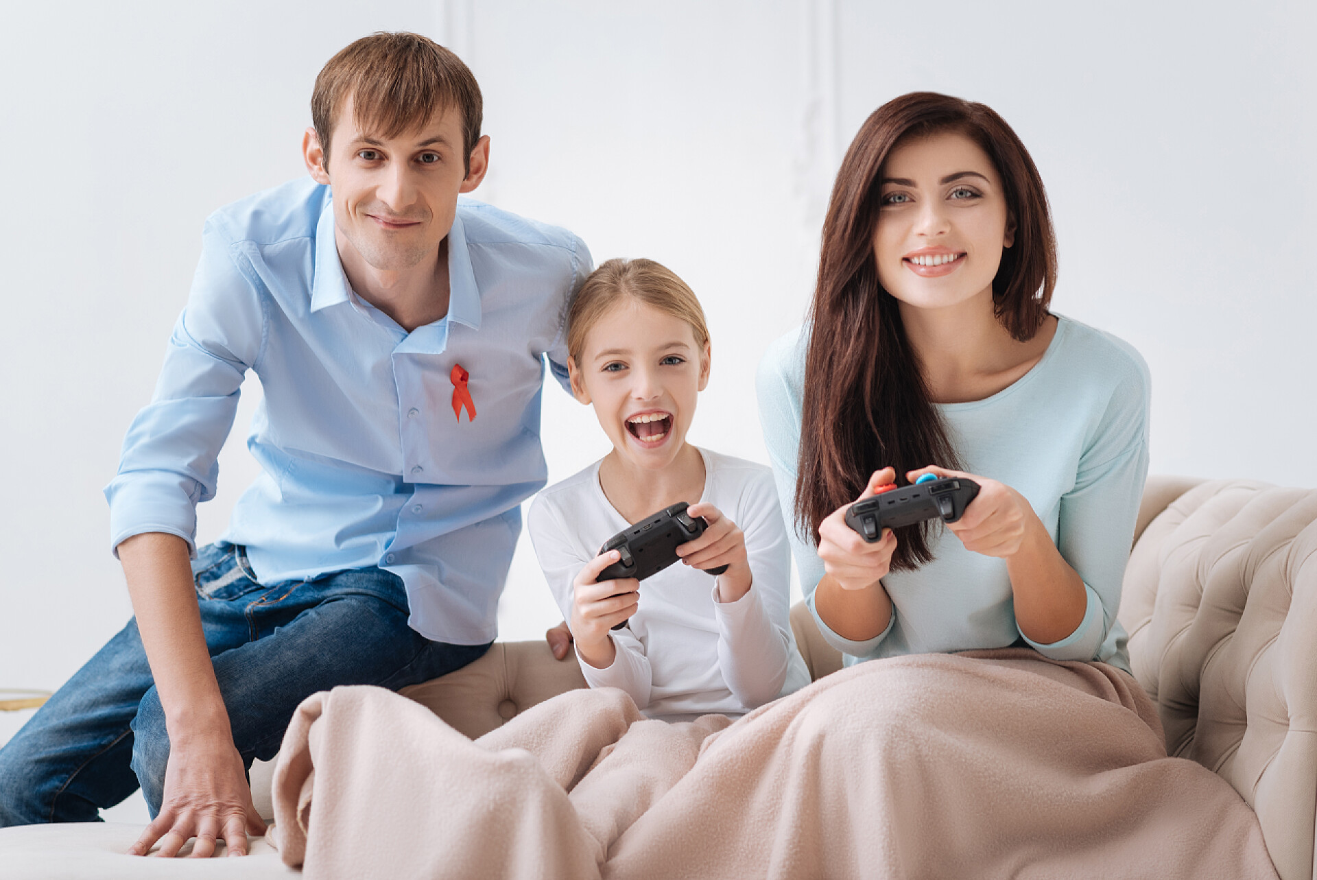 一家人在家打游戏快乐积极的母亲和女儿抱着游戏控制器