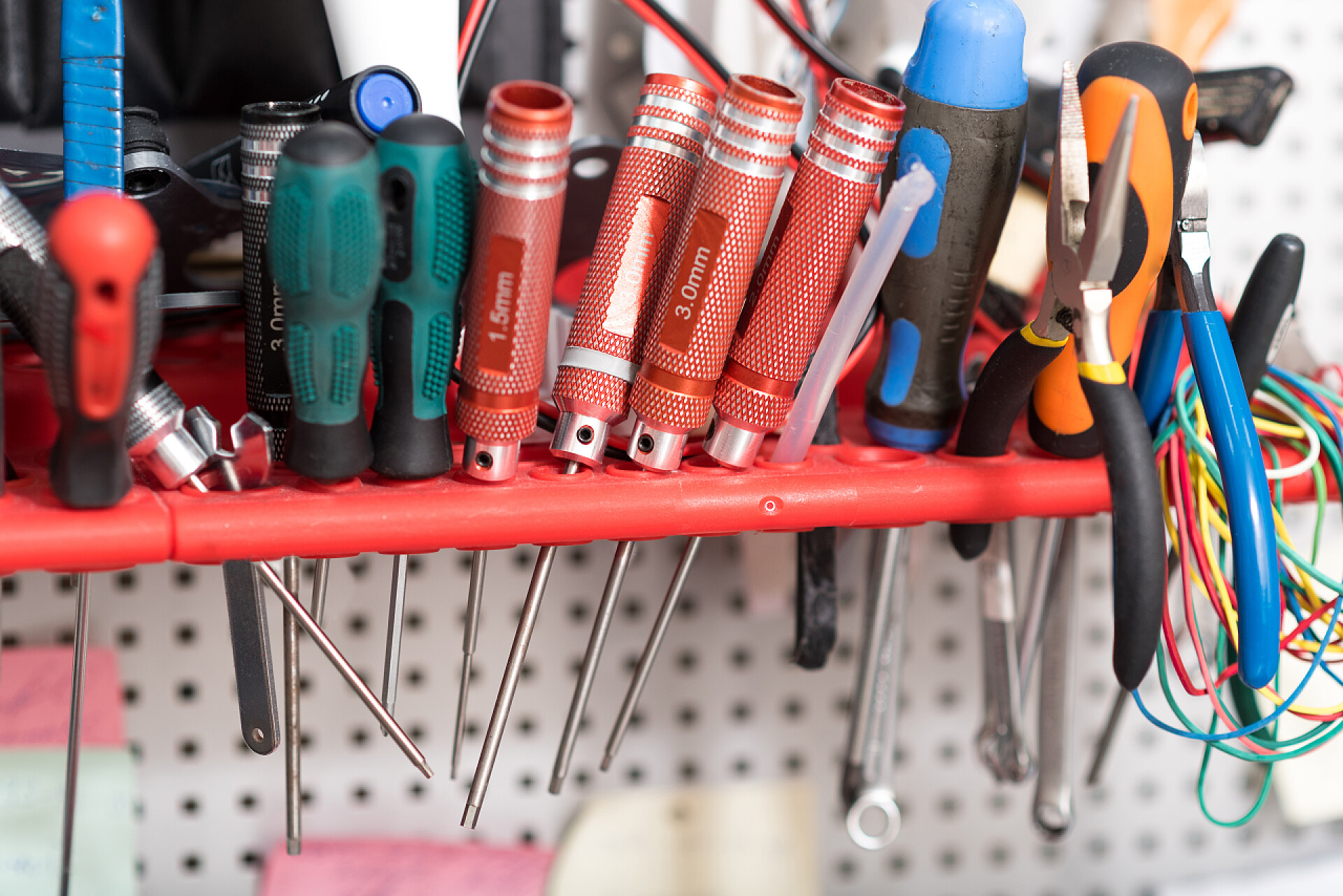 不同的汽车修理工具设置在墙上夹扭钳和螺丝起子的特写