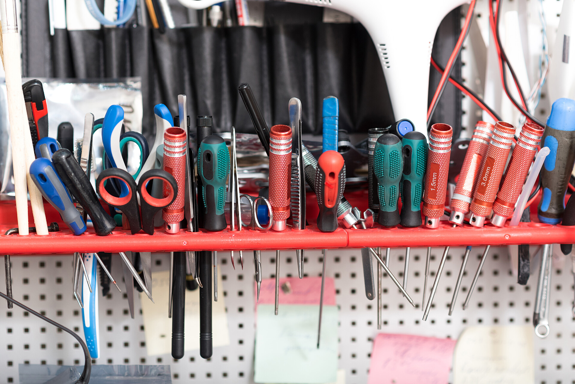 不同的汽车修理工具设置在墙上夹扭钳和螺丝起子的特写