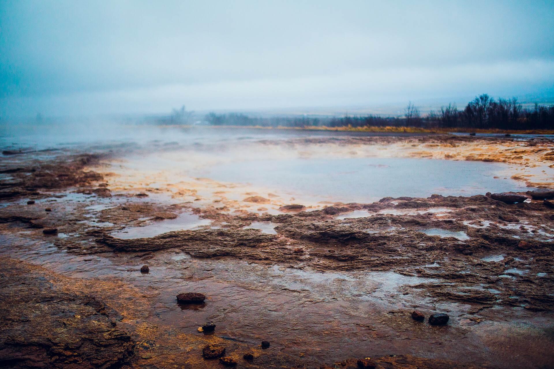 蓝天下的天然温泉美妙的喷泉池引发热蒸汽列