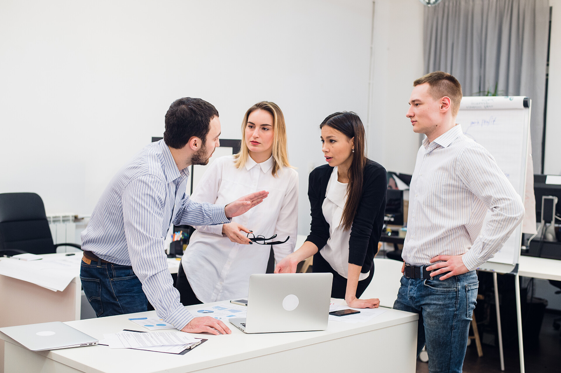 办公室里正在讨论工作的团队人员集团年轻工友使伟大的商业 Decisions.Creative 团队讨论企业工作概念现代 Office.Startup 营销理念演示文稿.