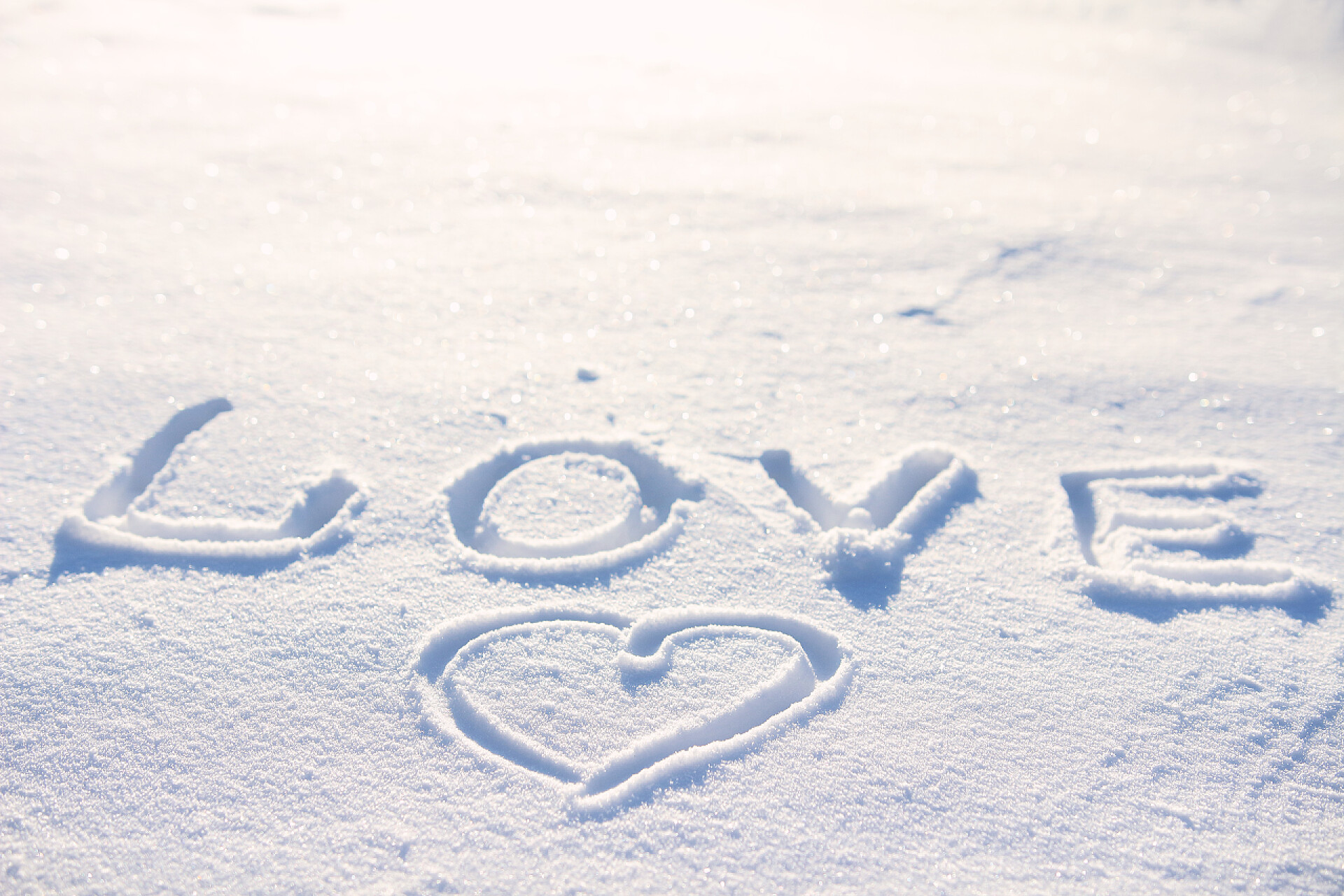 写在雪地上的英文字母和爱心爱字写在了雪和心