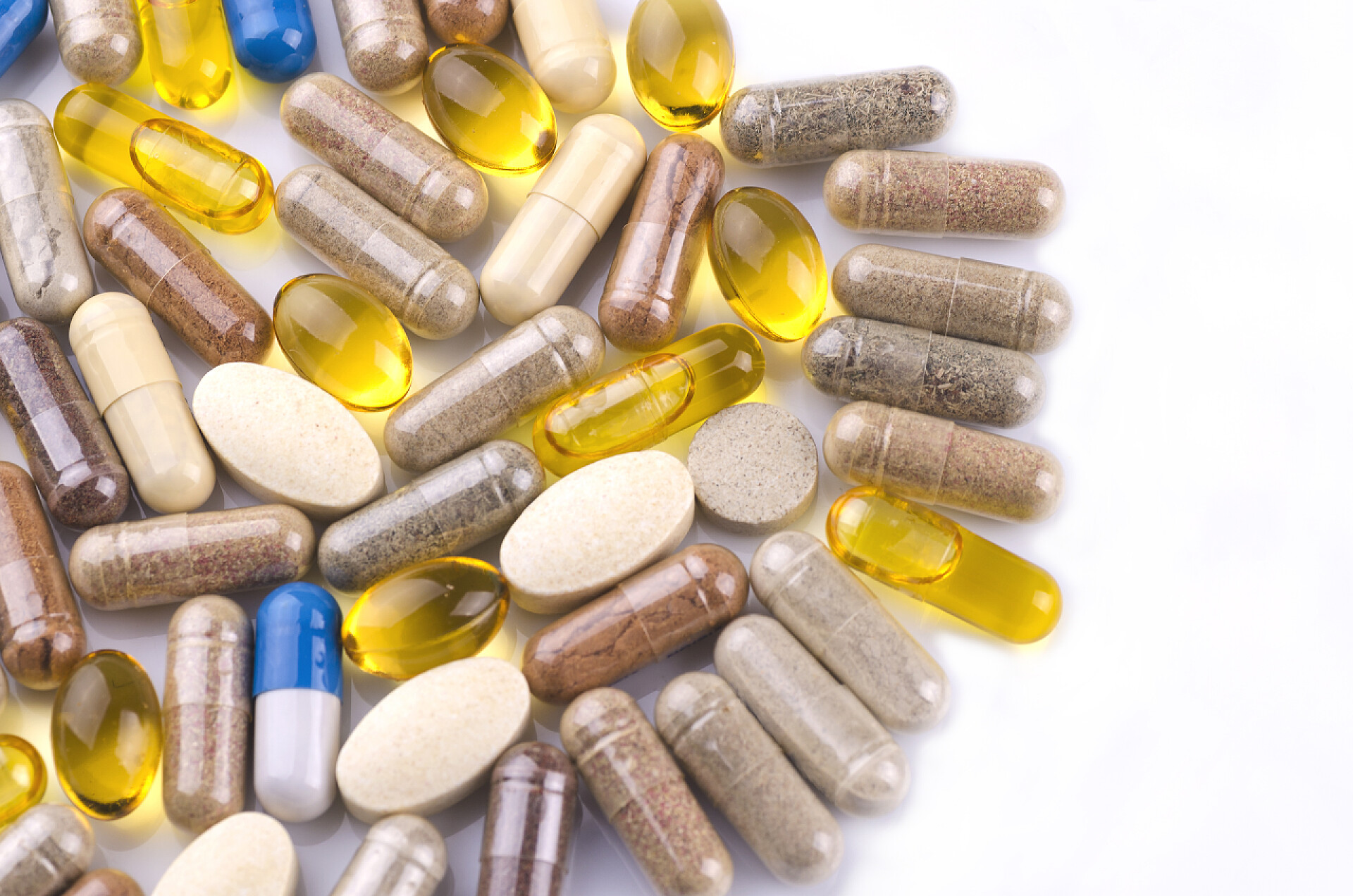 白色背景上的草药胶囊白色背景下分离的草药胶囊