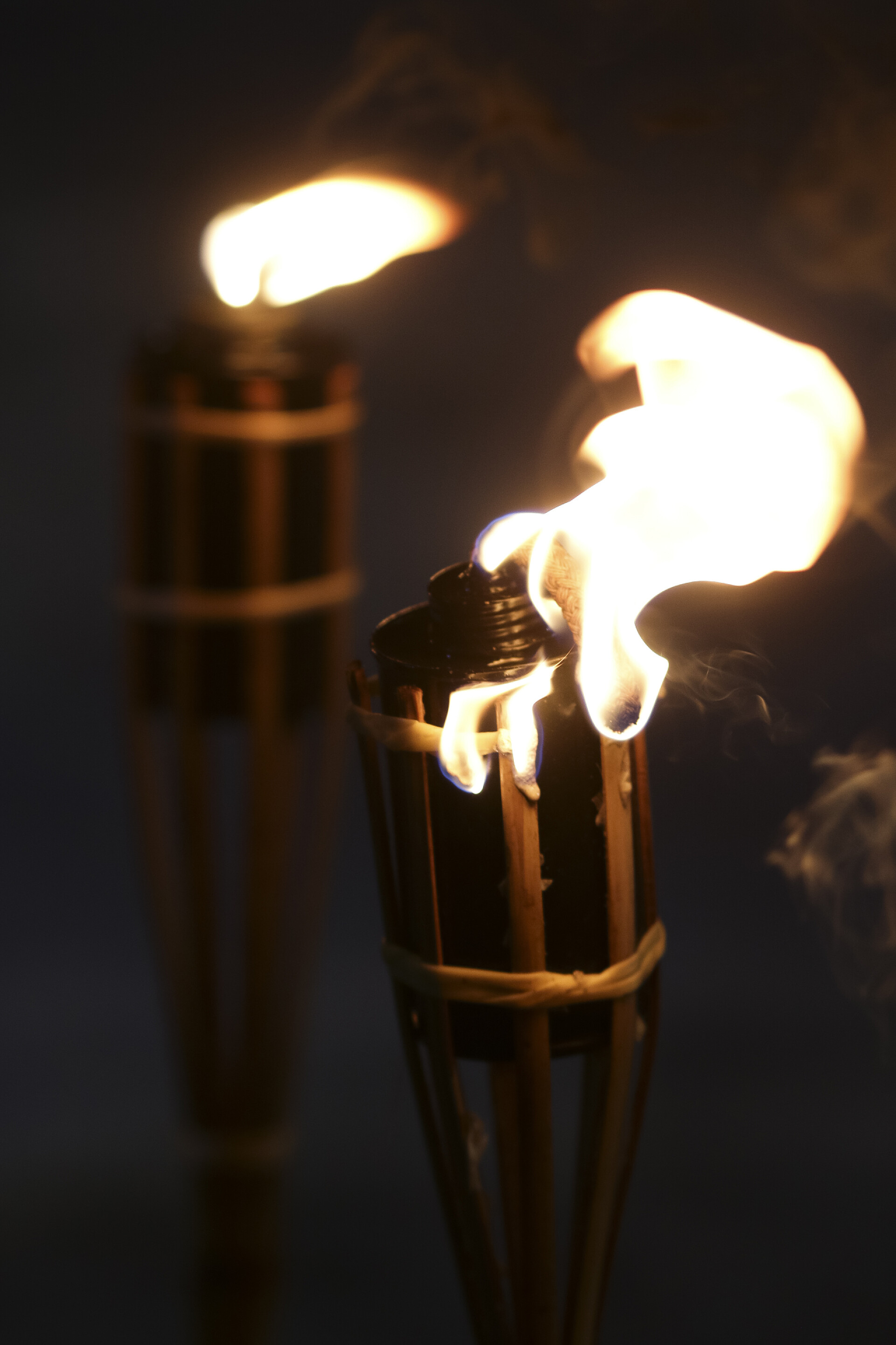 夜间点燃的火把夜间用黄色的火把和火光燃着。