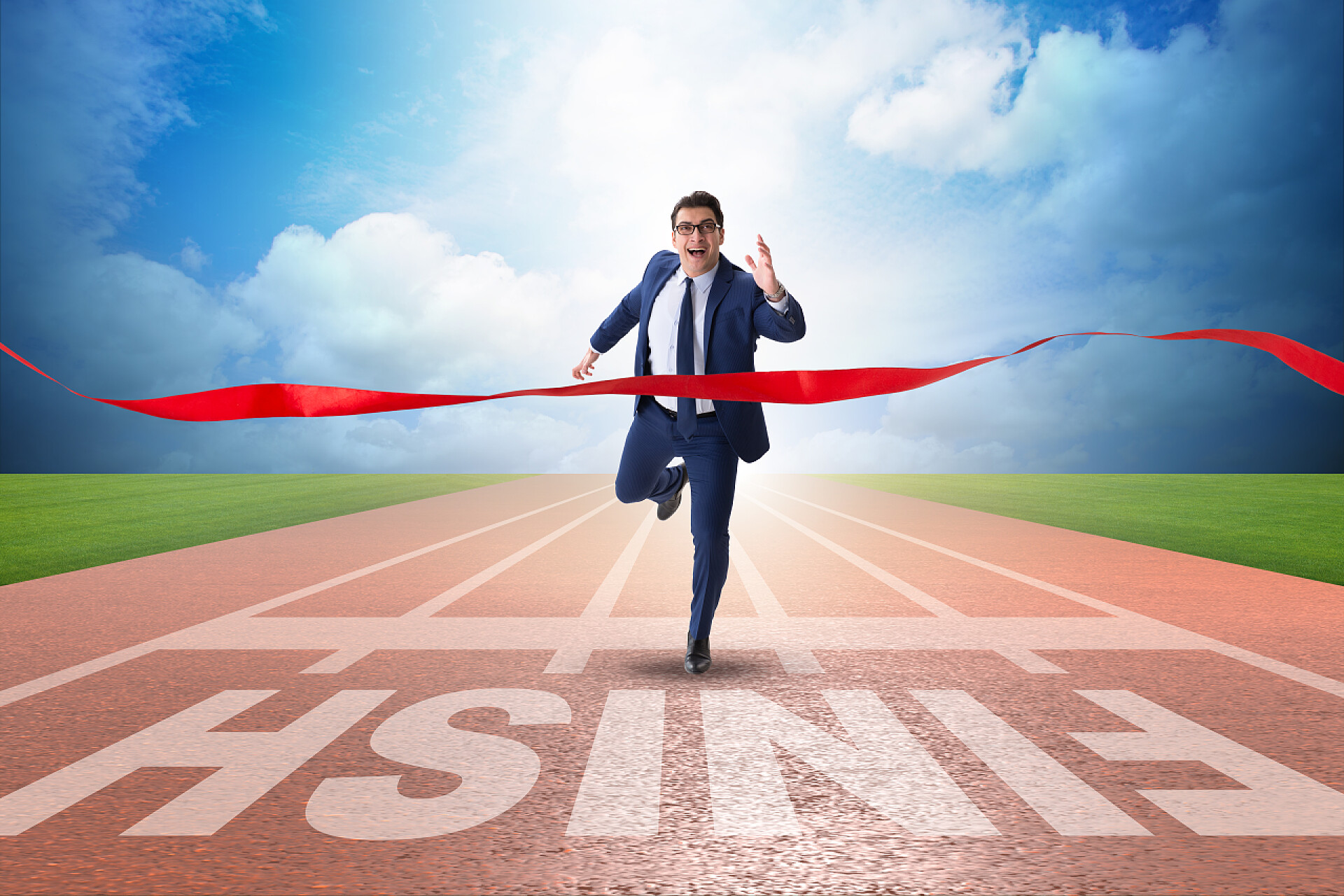 跑到终点线的商人商人在竞争概念的终点线上