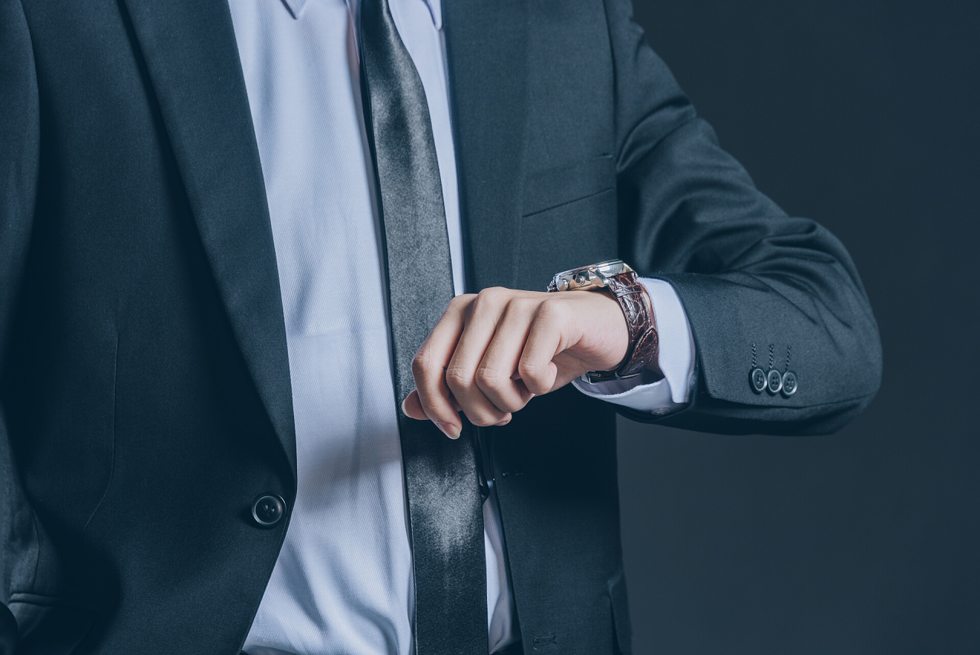 抬手看时间的男士画室肖像，年轻人，业务概念