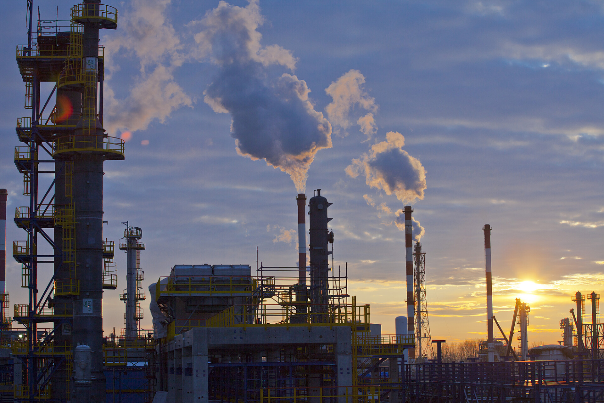 化工安全生产傍晚的化工厂日落时分石油工业精炼厂