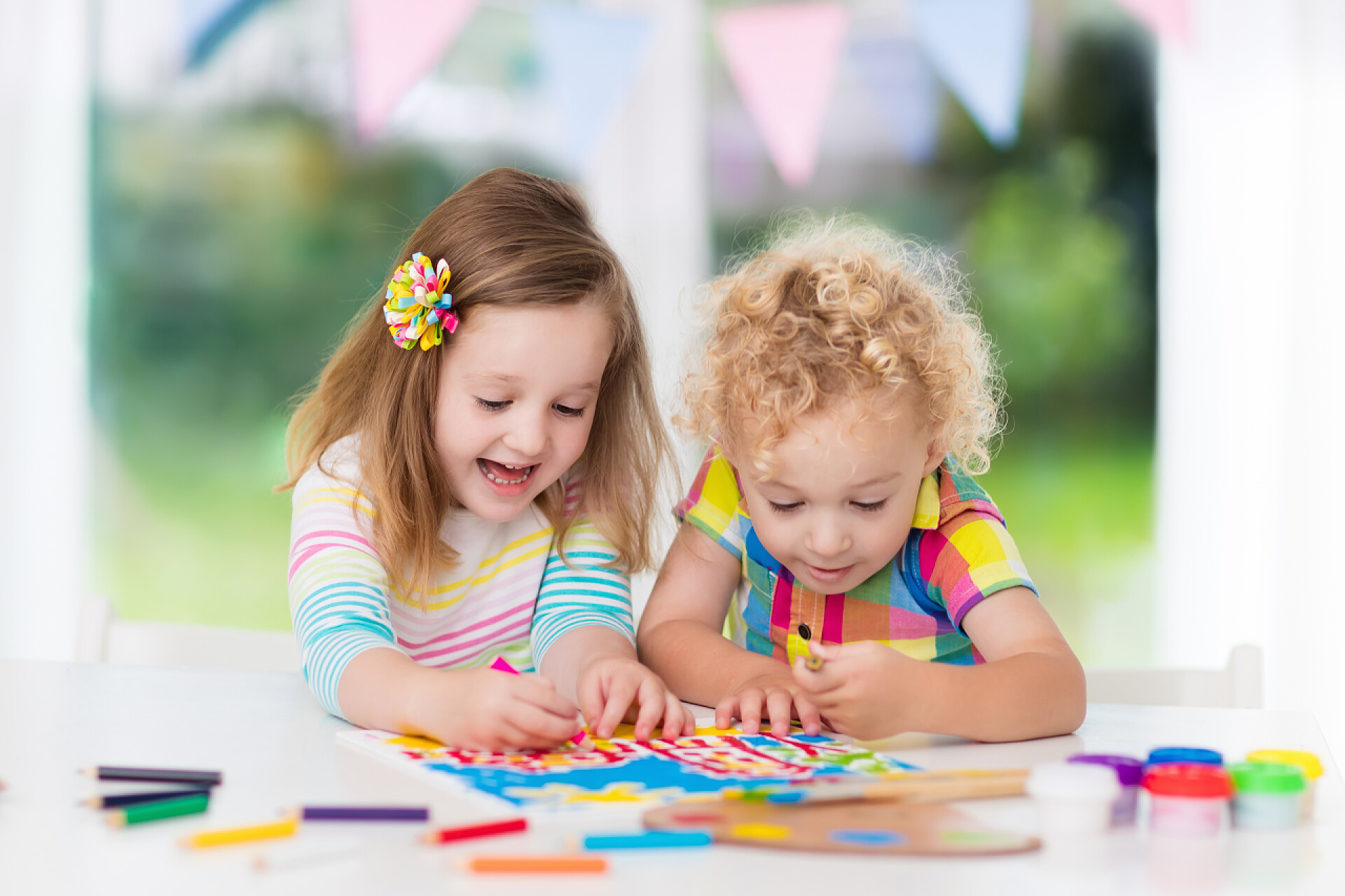 两个小朋友在画画孩子们画和主场战平