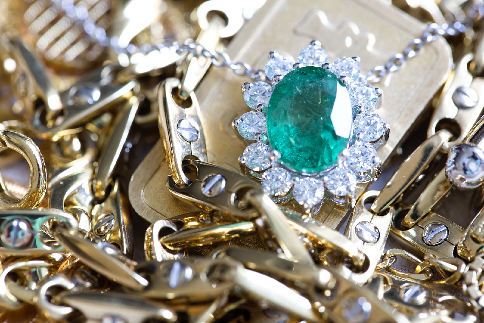 一条蓝宝石项链堆的珍贵珠宝