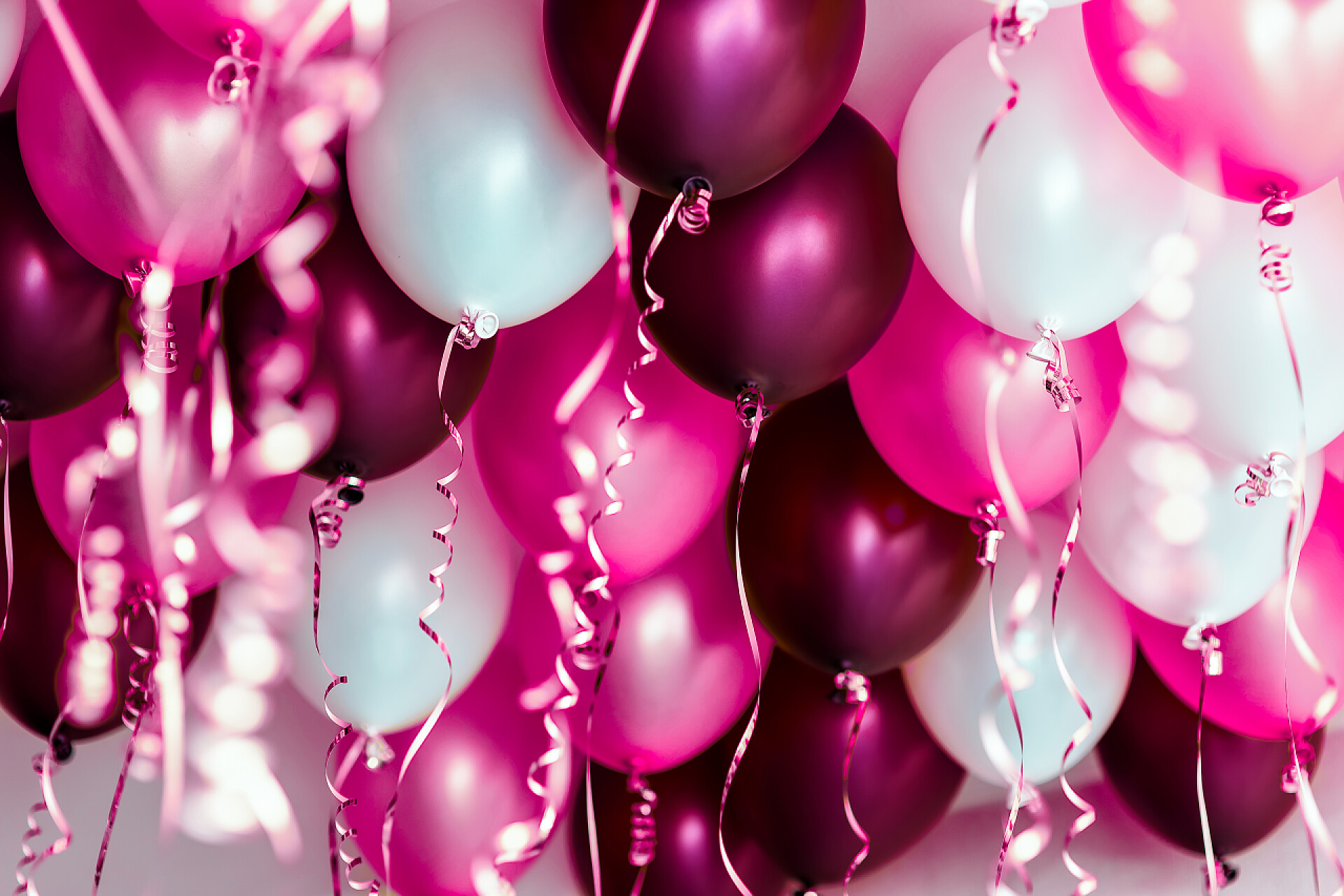 白色背景中的彩色气球彩色的气球、 粉红、 白、 红、 孤立的彩带