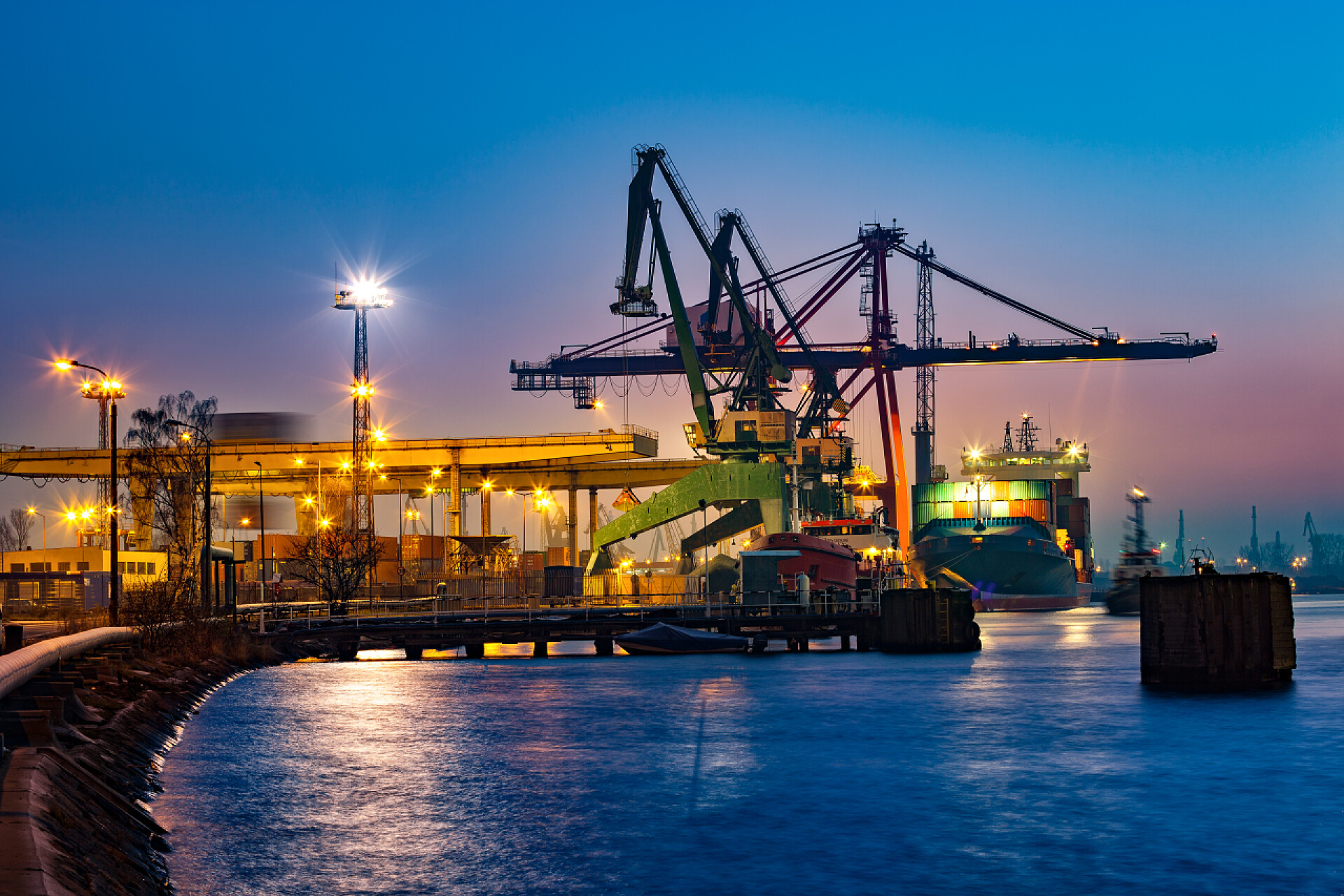 蓝色背景夜晚美丽的港口港口内的集装箱船