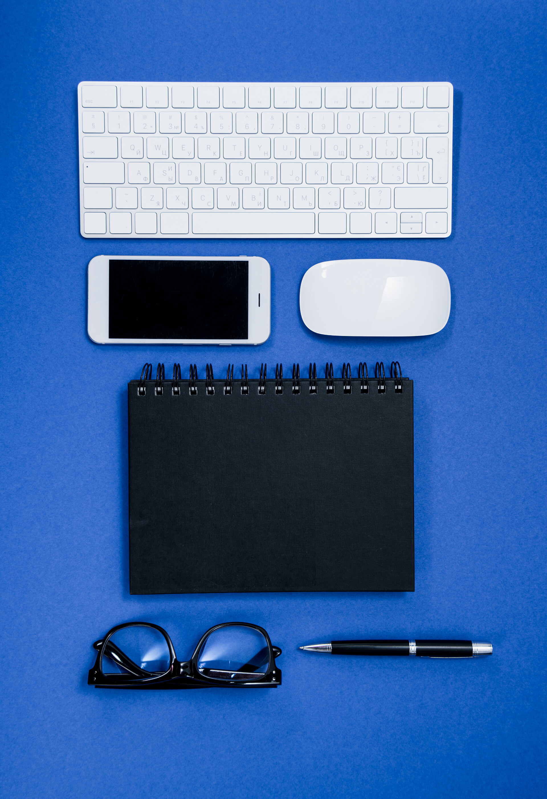 蓝色背景上的办公用品桌上的办公用品