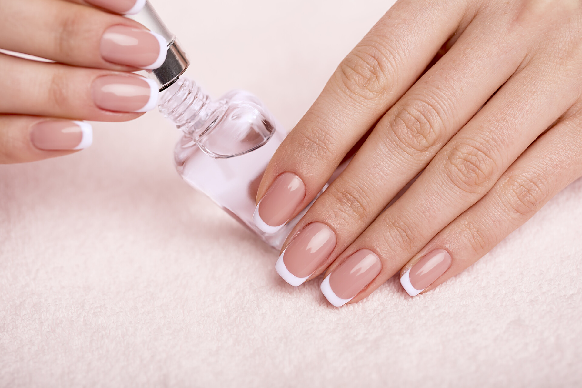 一个女性正在涂指甲油女性在手的技巧