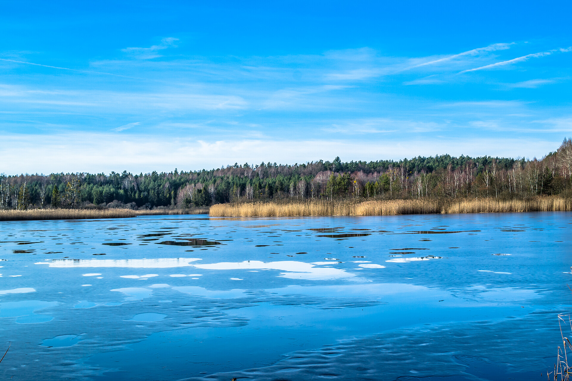 春天渐渐融化的冰湖自然景观同在早春融化或冬末融化冰湖的景观.