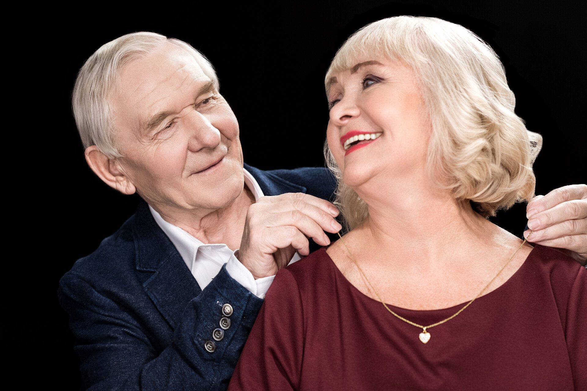 老人给自己的妻子戴项链妻子的男人把那条项链 