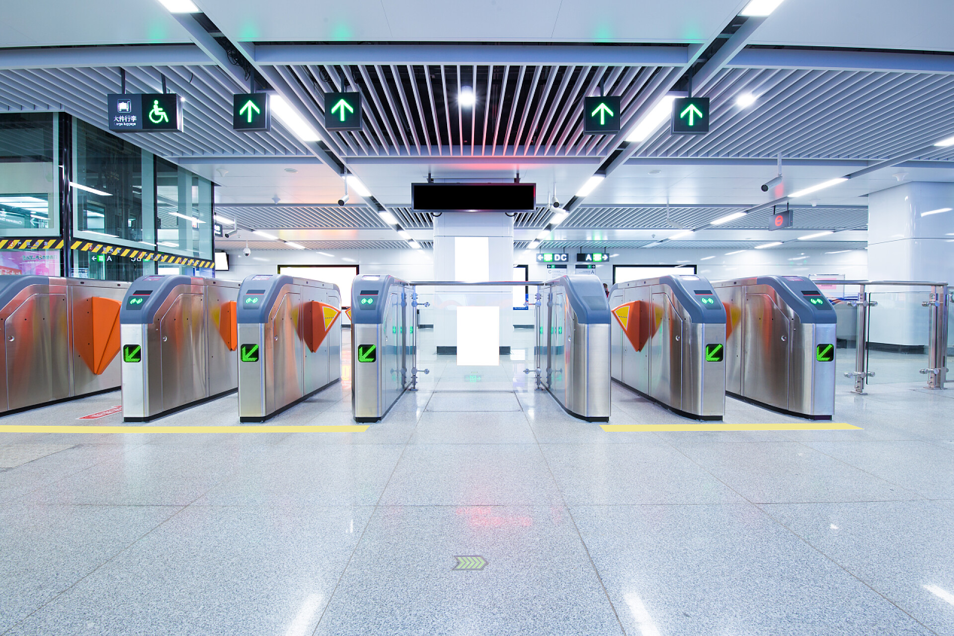 干净空旷的地铁站闸机口地铁站行人通道门