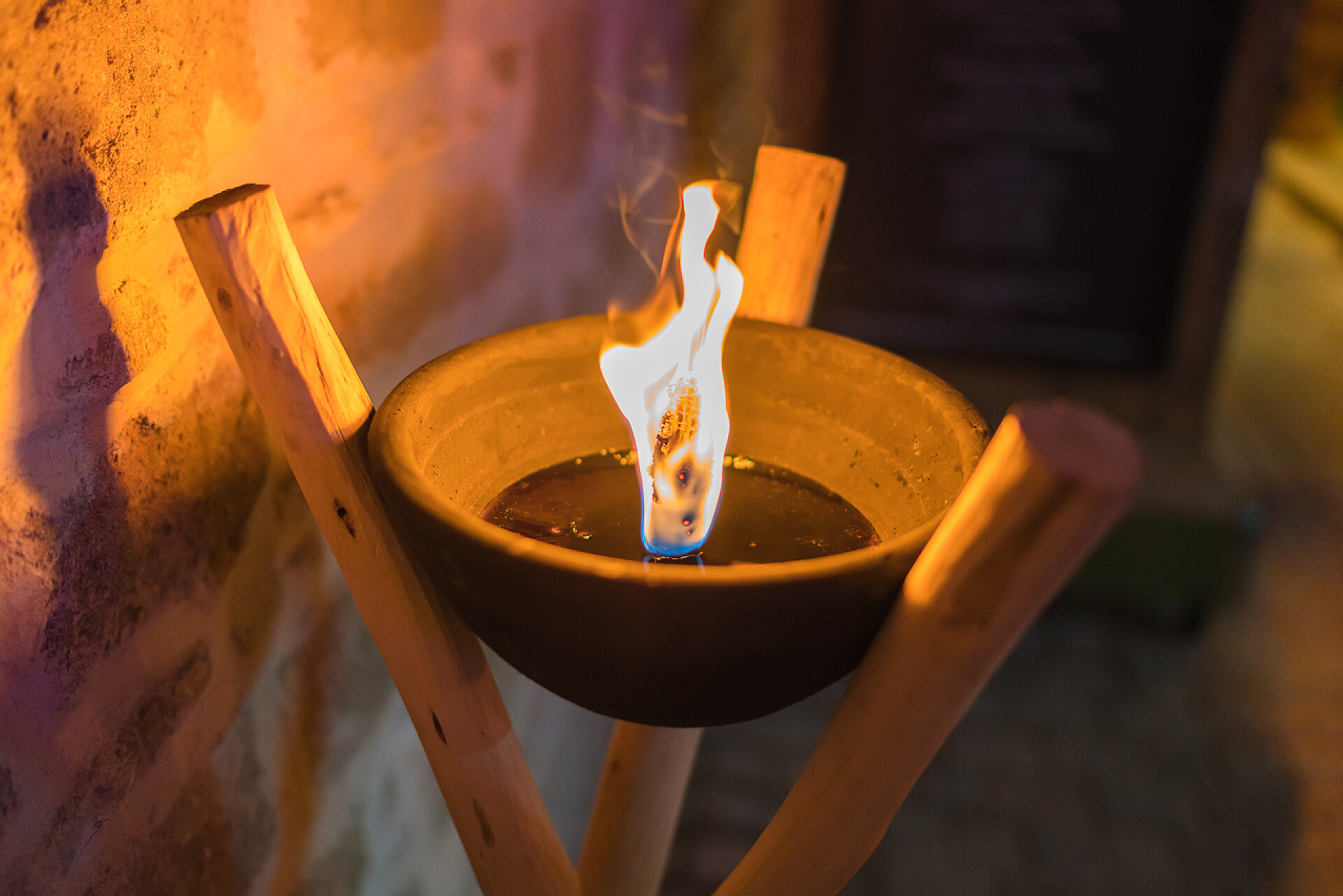 火盆中的火把特写近摄镜头的火把和火.