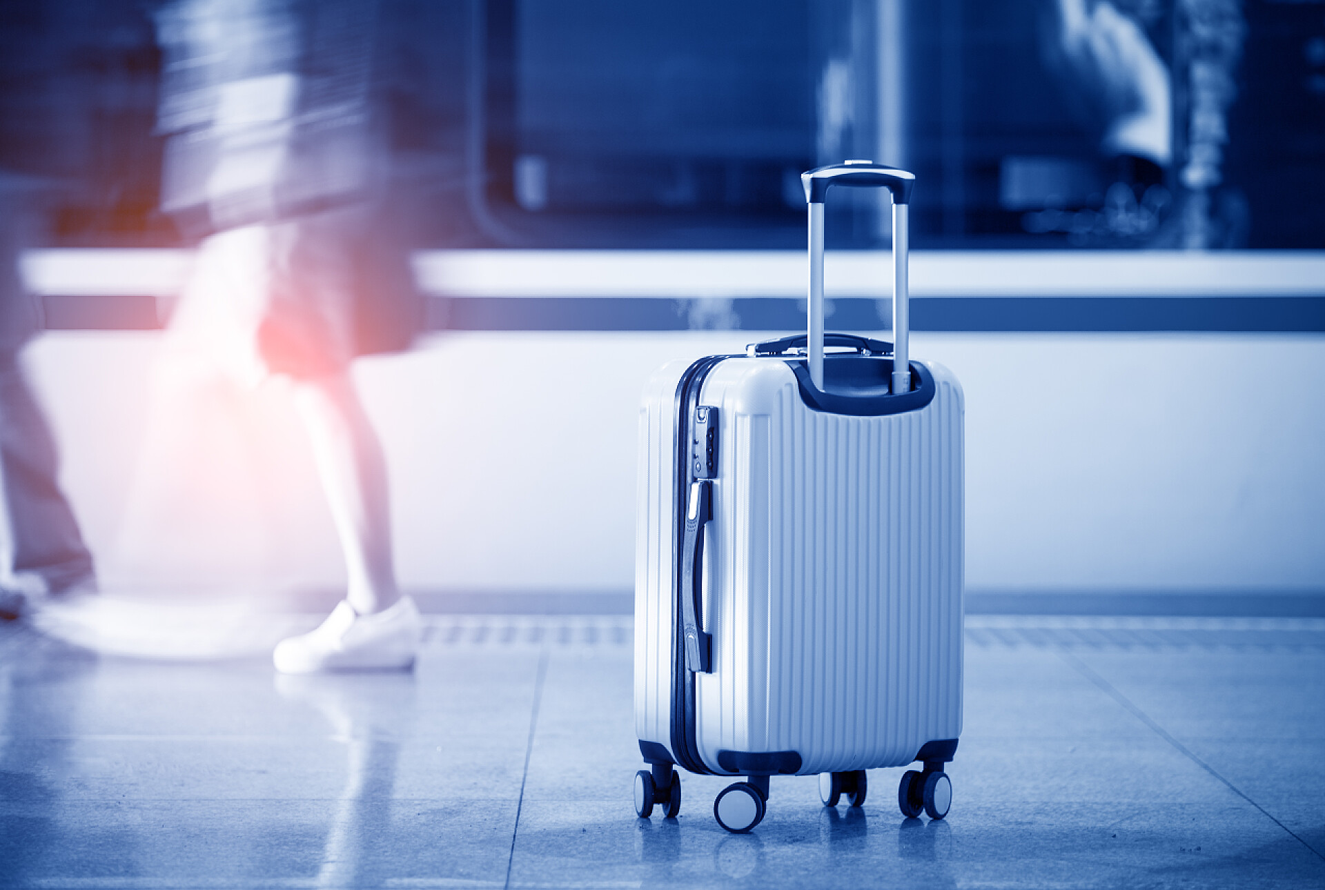 火车站的行李箱特写在火车站的商人