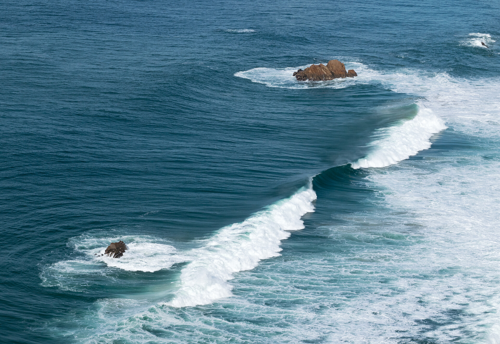 深绿色的海面上卷起层层浪花Cabo Da Roca悬崖