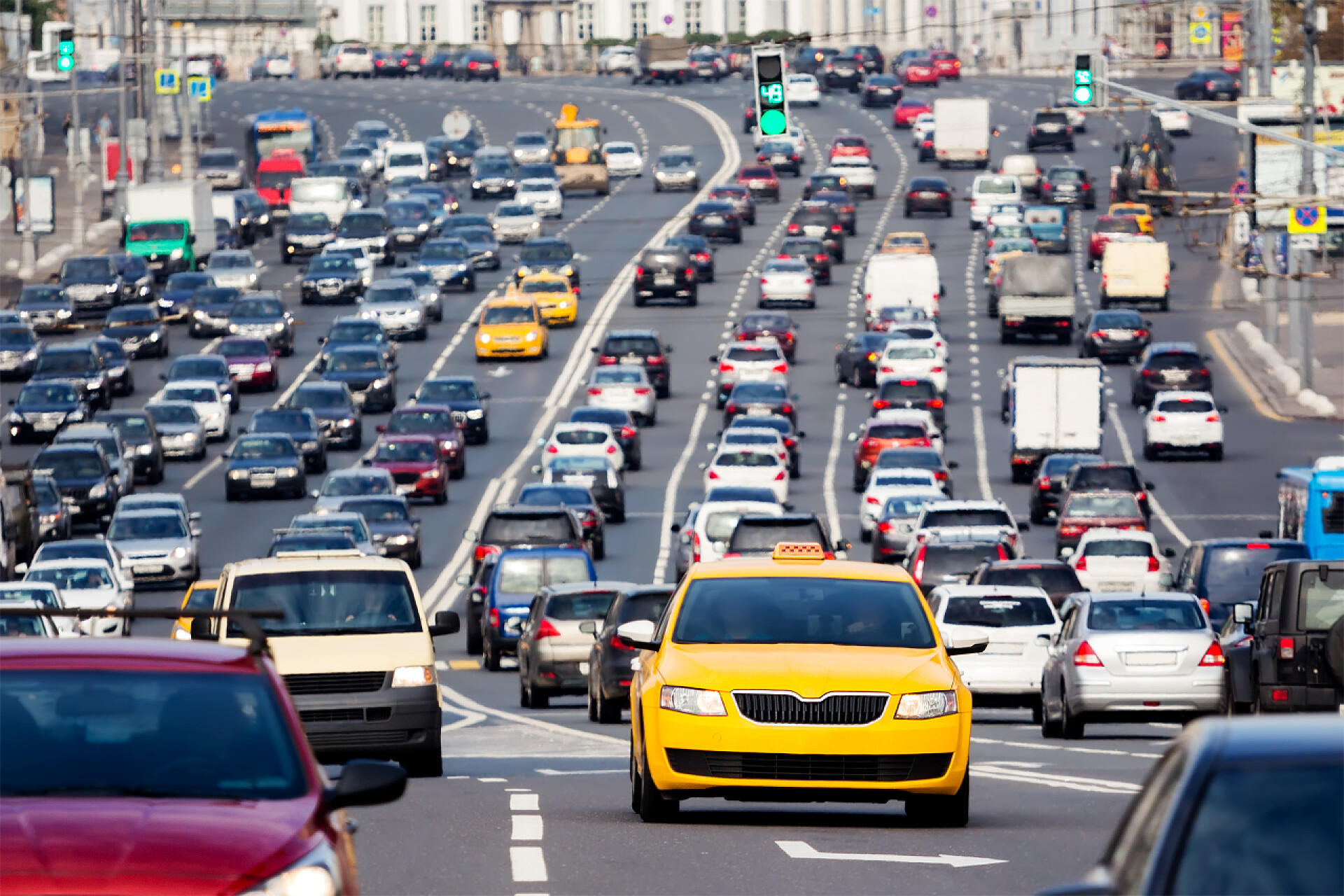 上下班高峰时段城市交通特写宽城区车辆拥挤的街道