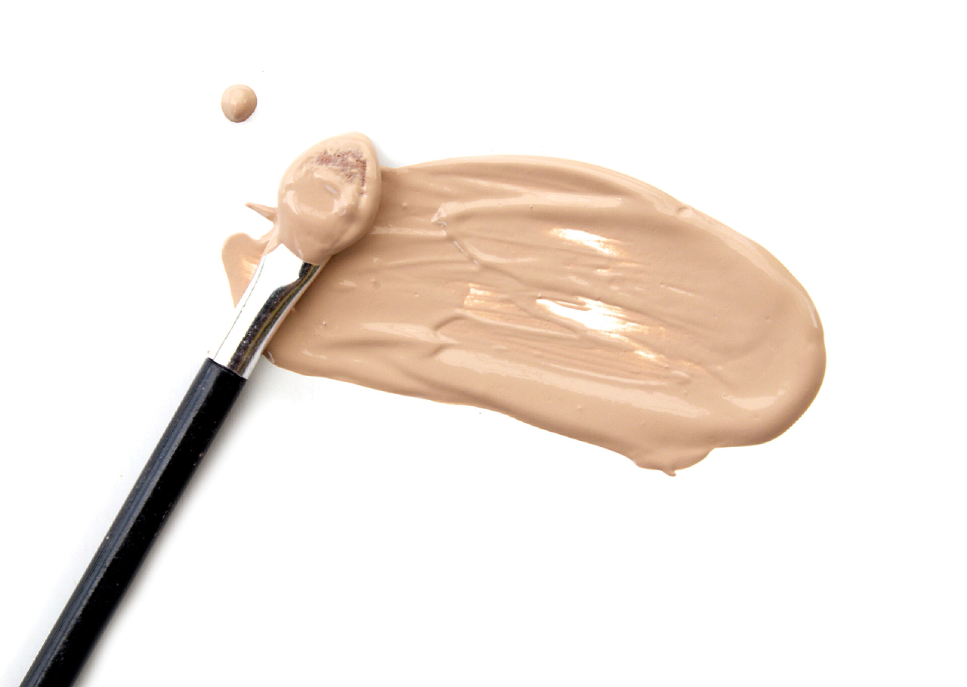 白色背景上的粉底液特写化妆粉底白色背景上的特写